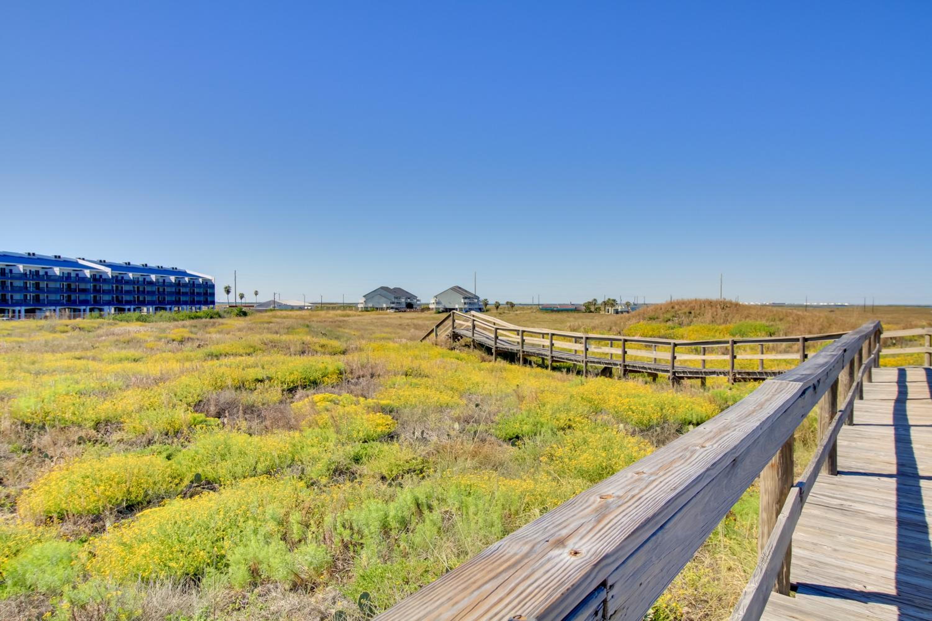 Boardwalk to the Beach! Mustang Island Condo