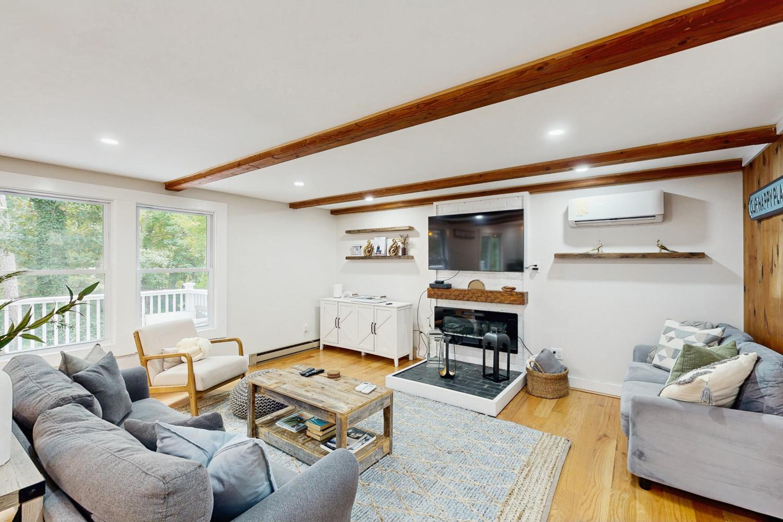Bring Your Pup, Walk to Beach! Vineyard Haven Home