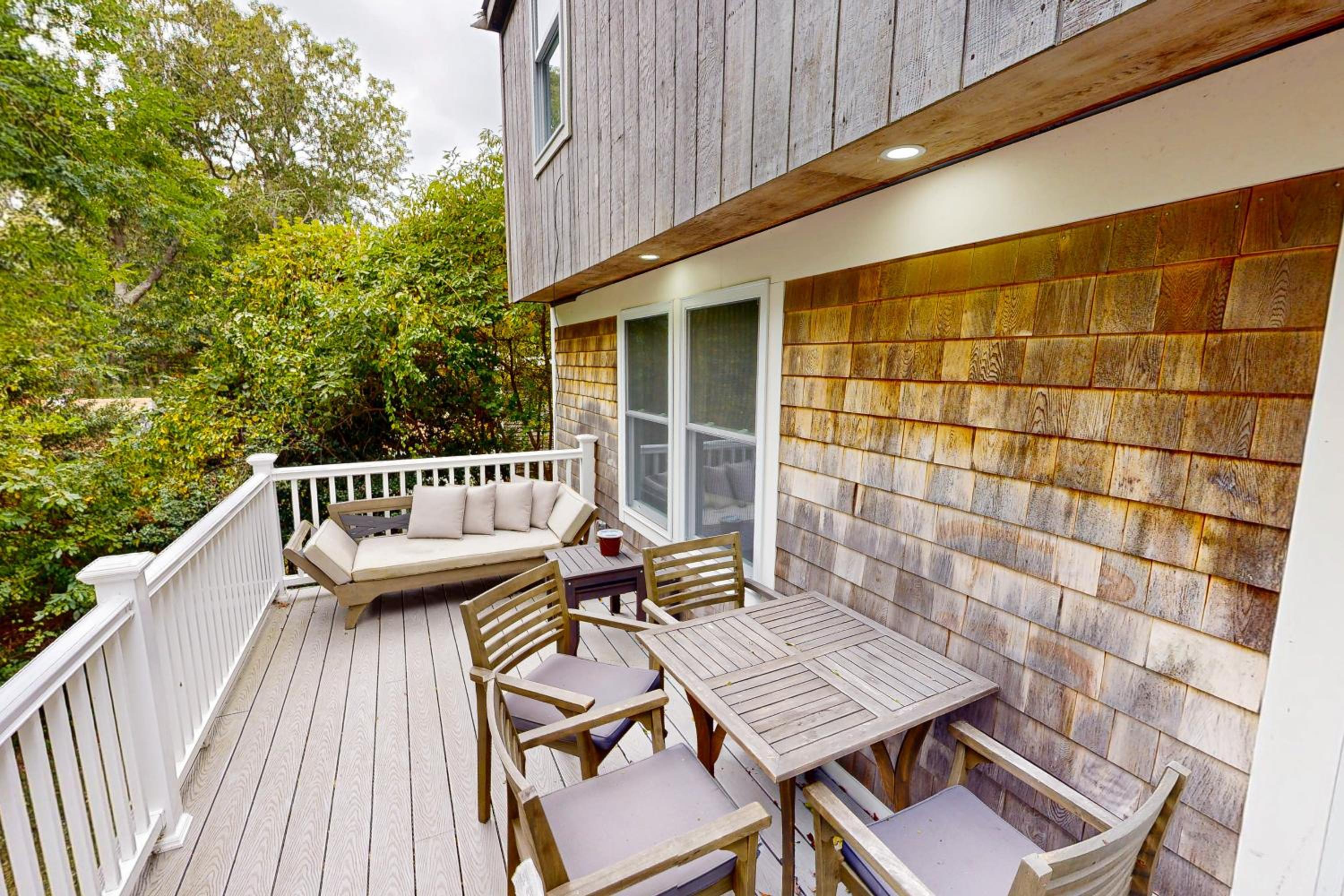 Bring Your Pup, Walk to Beach! Vineyard Haven Home