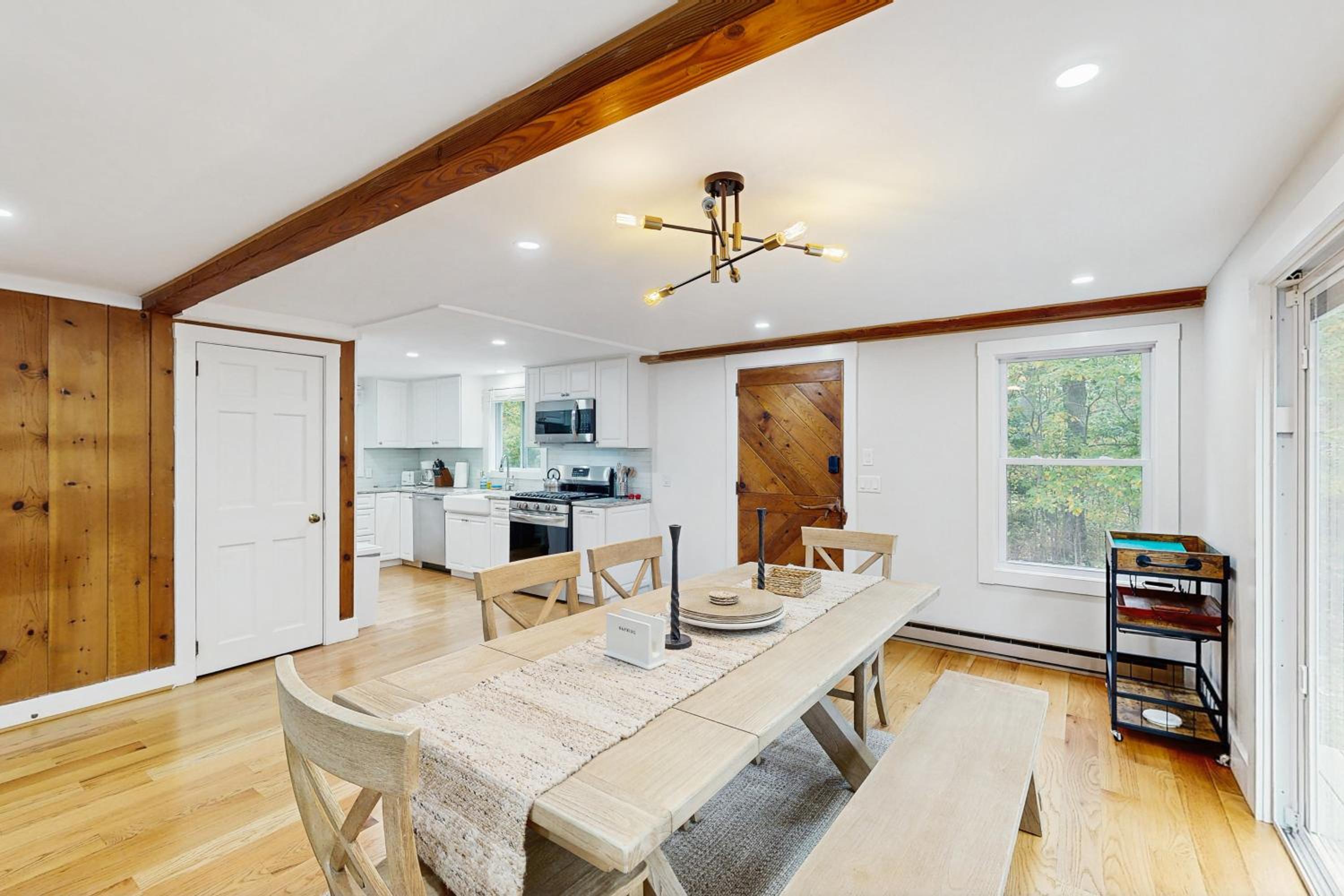Bring Your Pup, Walk to Beach! Vineyard Haven Home