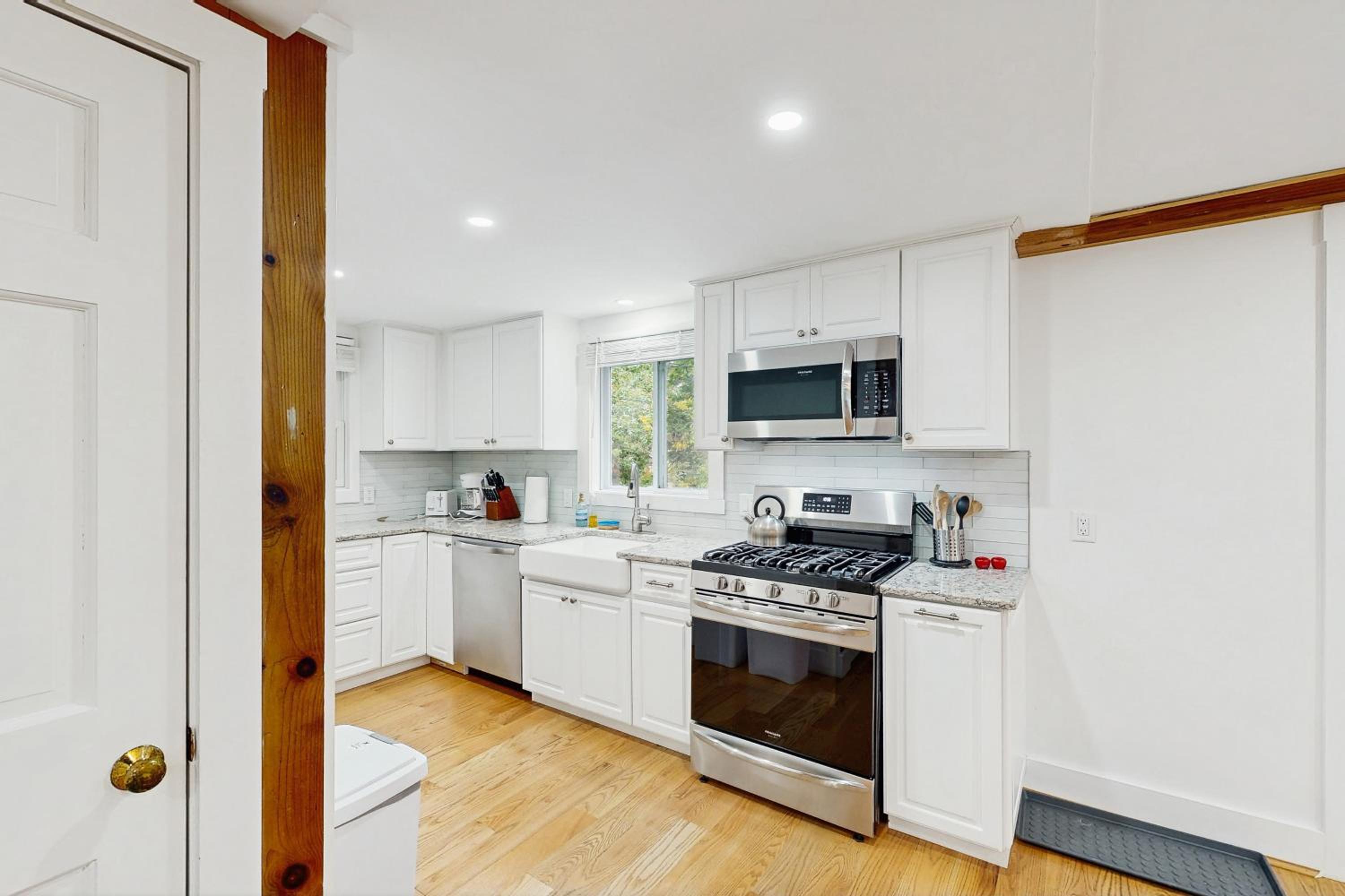 Bring Your Pup, Walk to Beach! Vineyard Haven Home