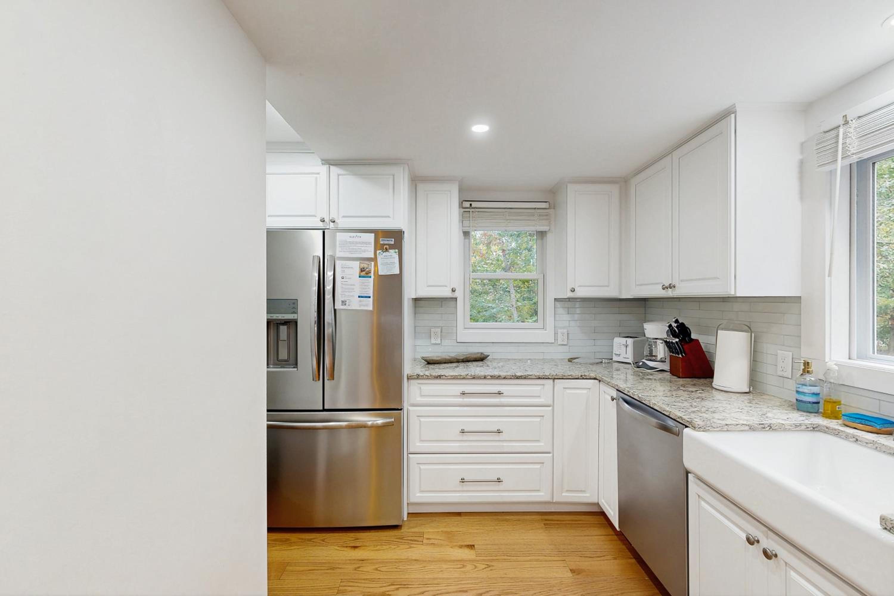 Bring Your Pup, Walk to Beach! Vineyard Haven Home