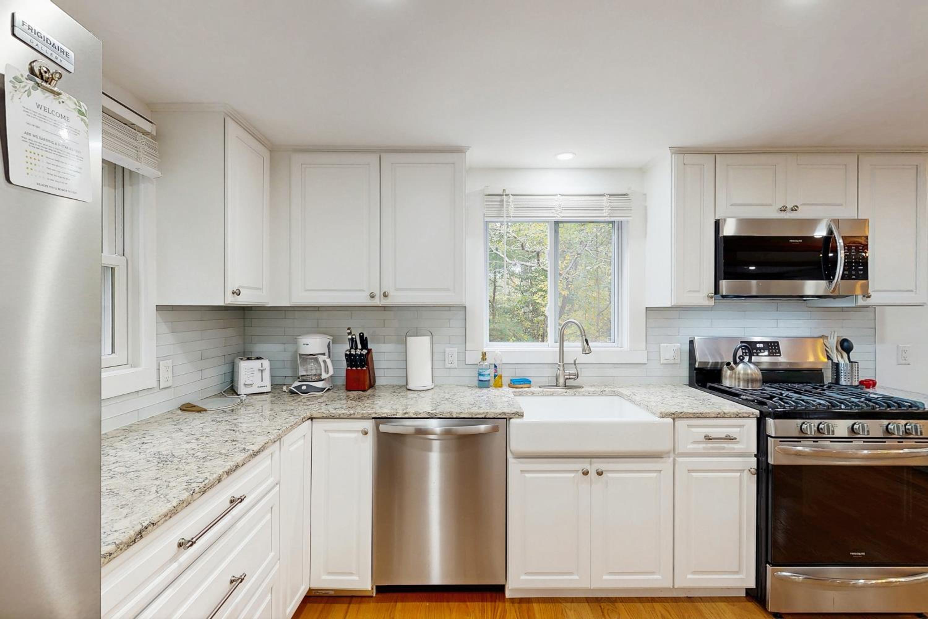 Bring Your Pup, Walk to Beach! Vineyard Haven Home