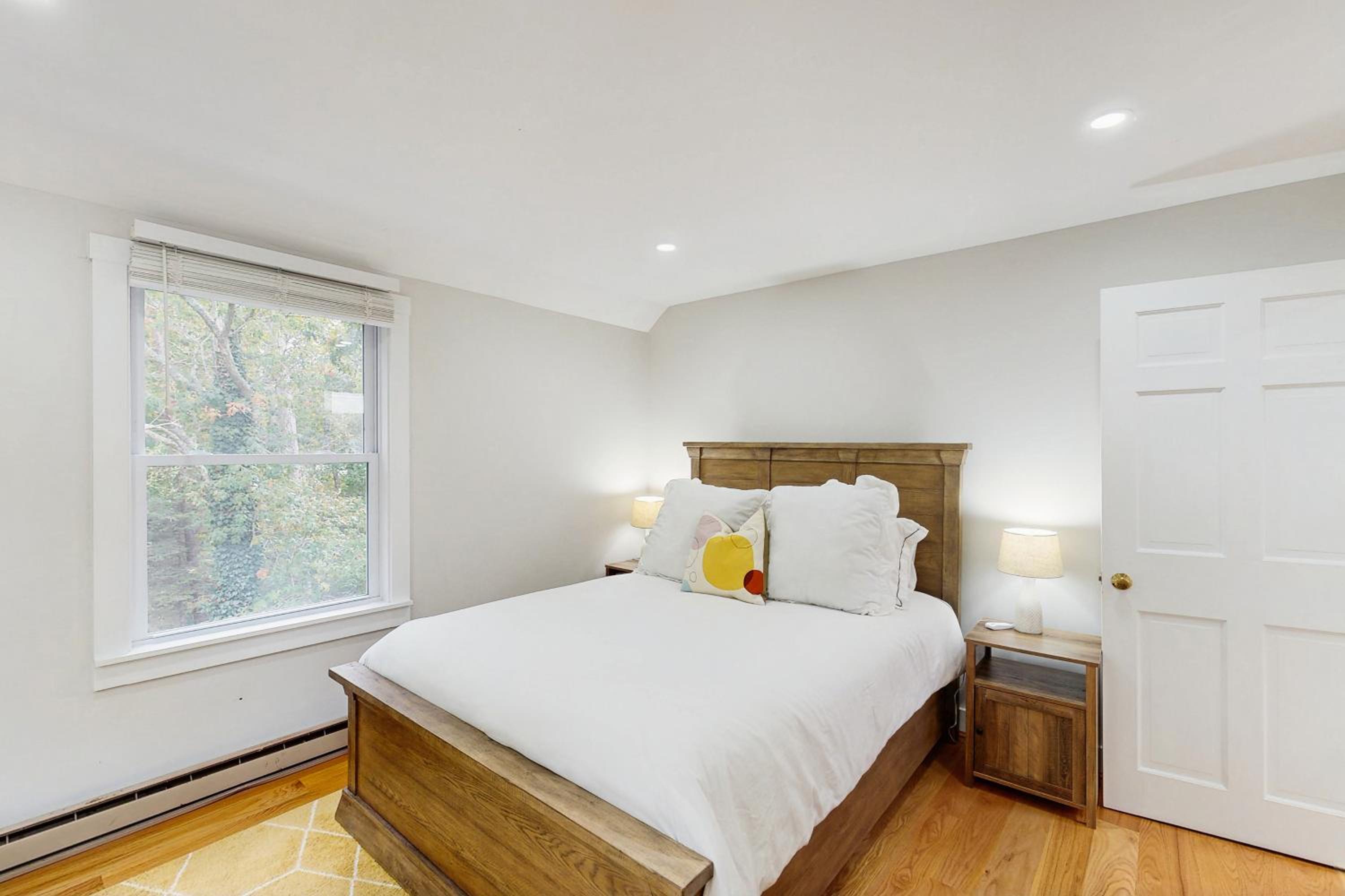 Bring Your Pup, Walk to Beach! Vineyard Haven Home