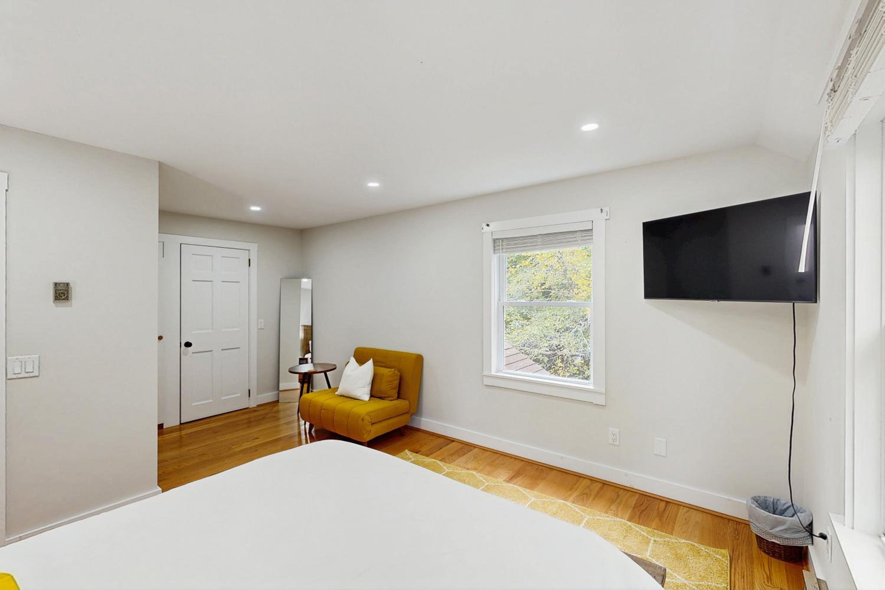 Bring Your Pup, Walk to Beach! Vineyard Haven Home
