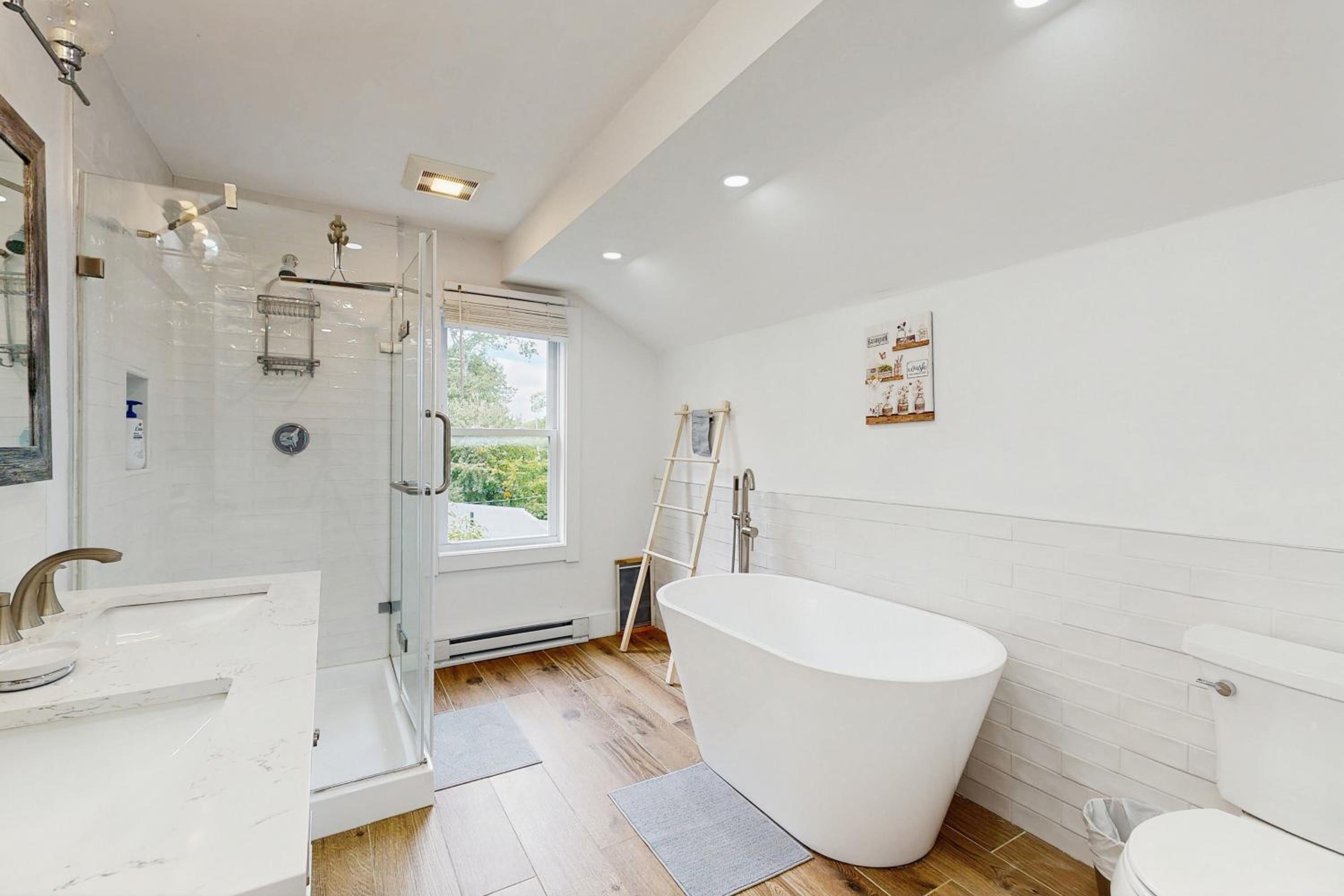 Bring Your Pup, Walk to Beach! Vineyard Haven Home
