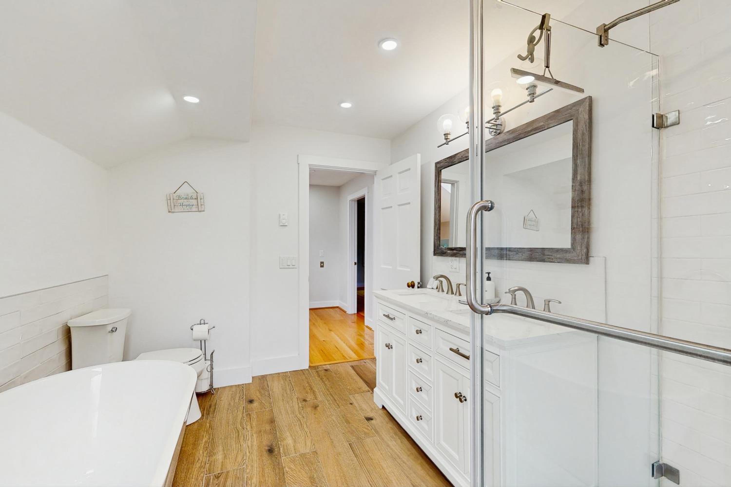 Bring Your Pup, Walk to Beach! Vineyard Haven Home