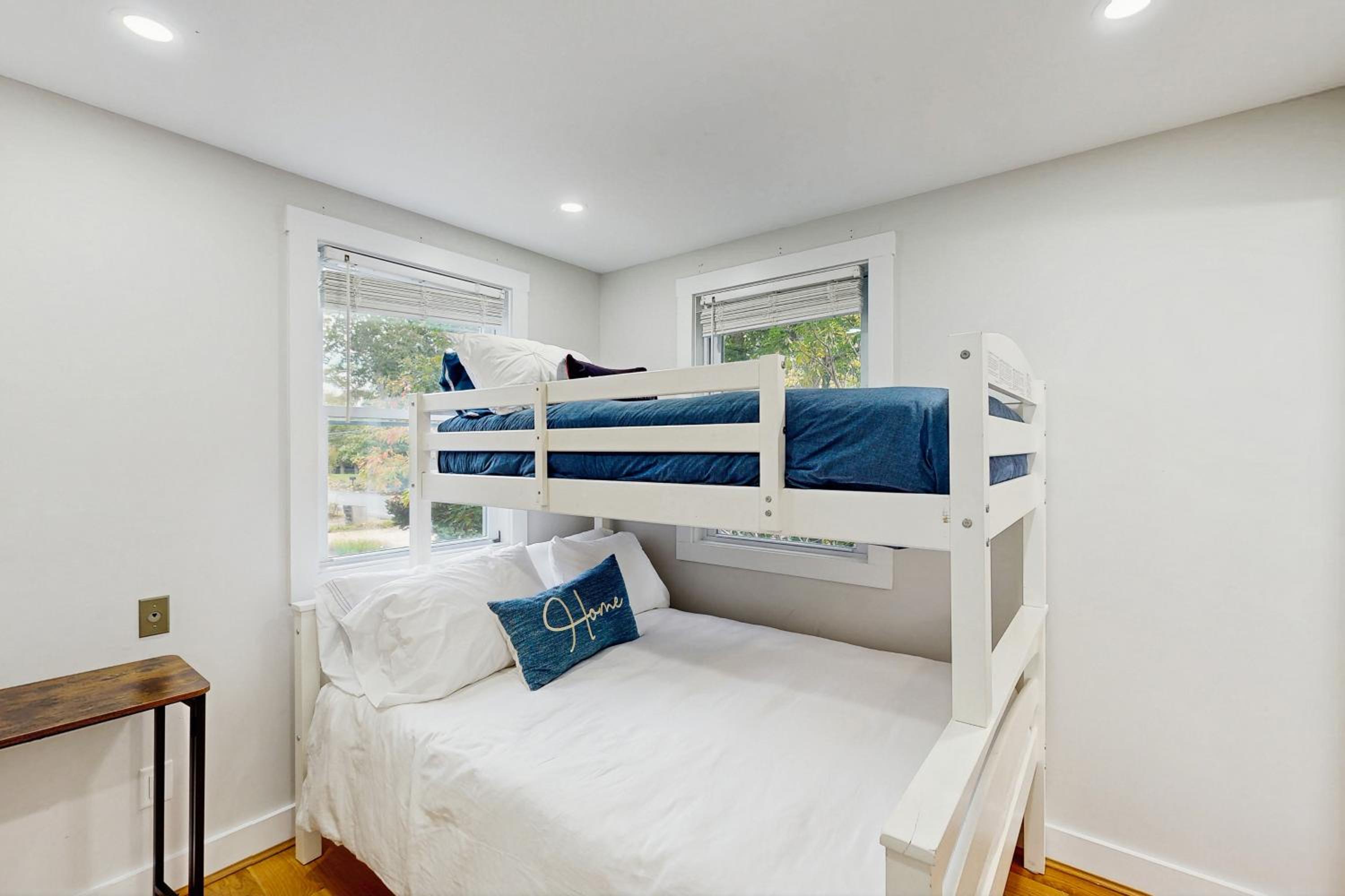 Bring Your Pup, Walk to Beach! Vineyard Haven Home