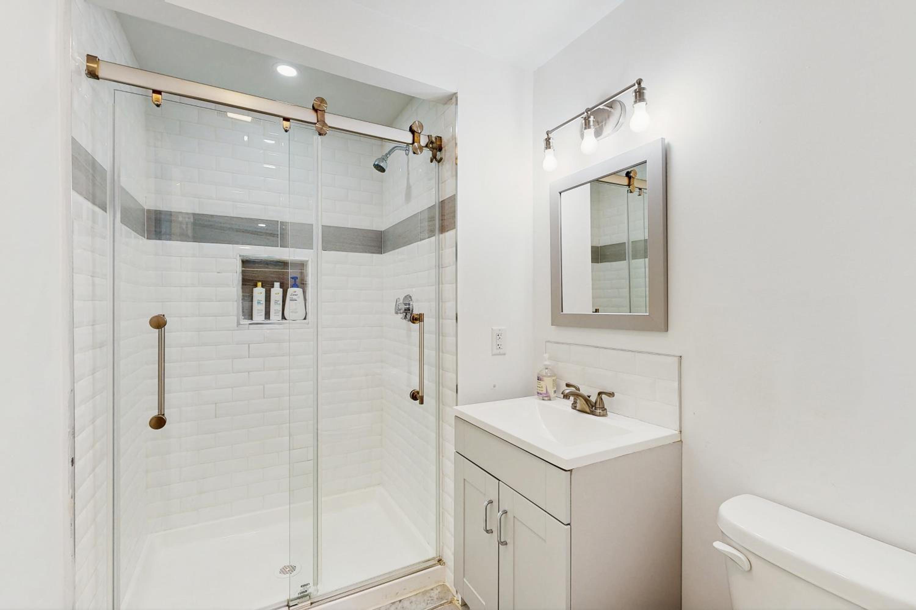 Bring Your Pup, Walk to Beach! Vineyard Haven Home