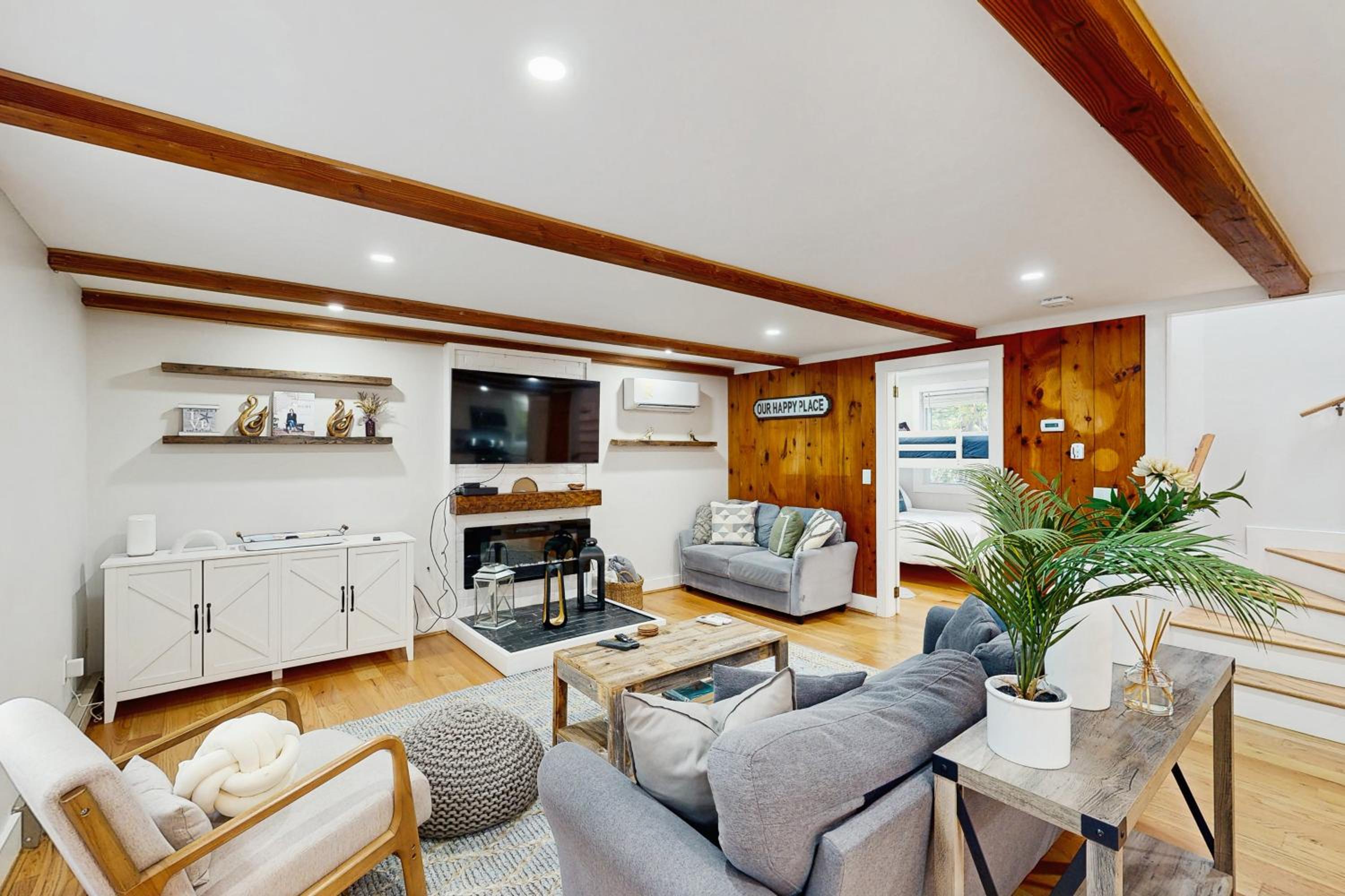 Bring Your Pup, Walk to Beach! Vineyard Haven Home