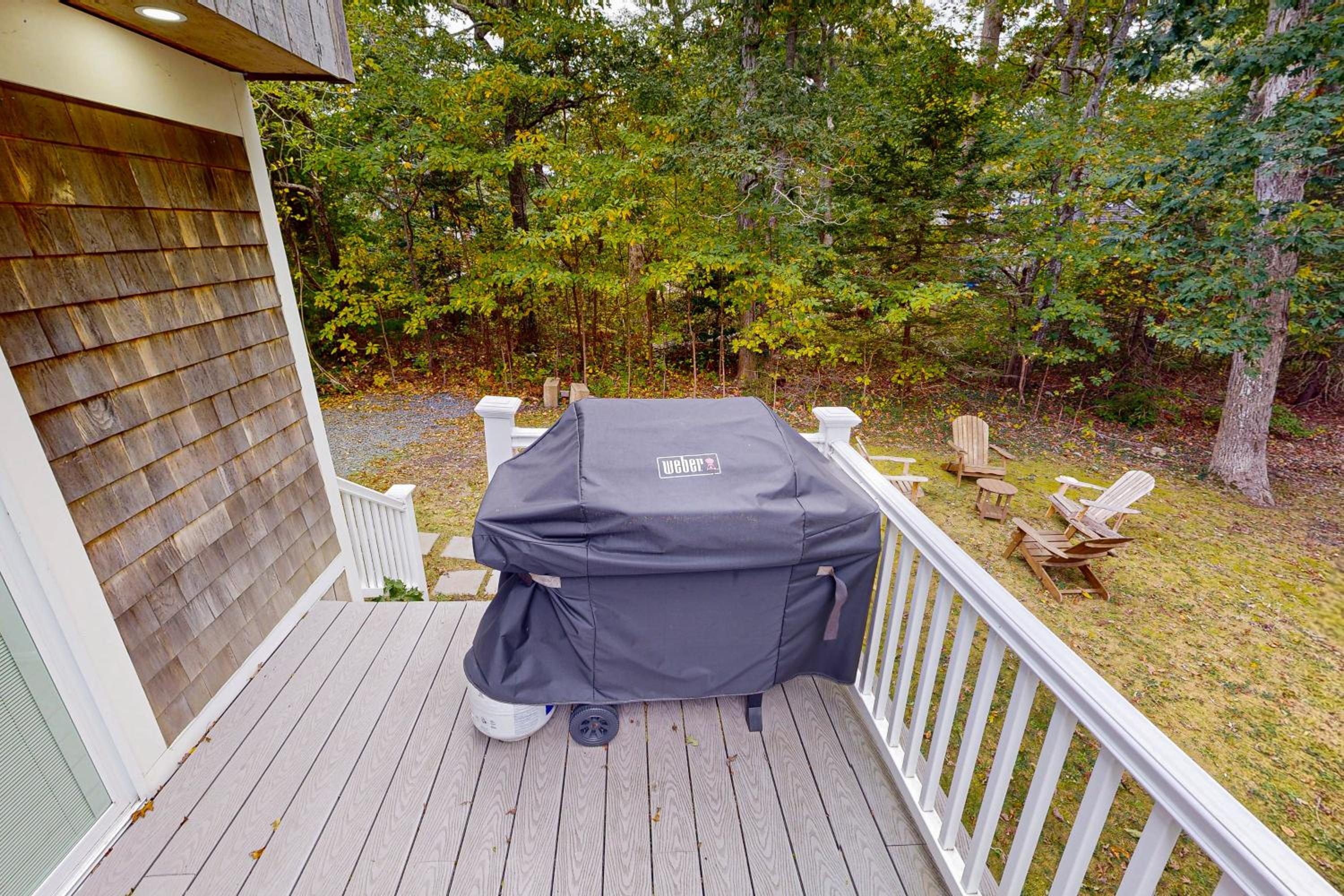 Bring Your Pup, Walk to Beach! Vineyard Haven Home