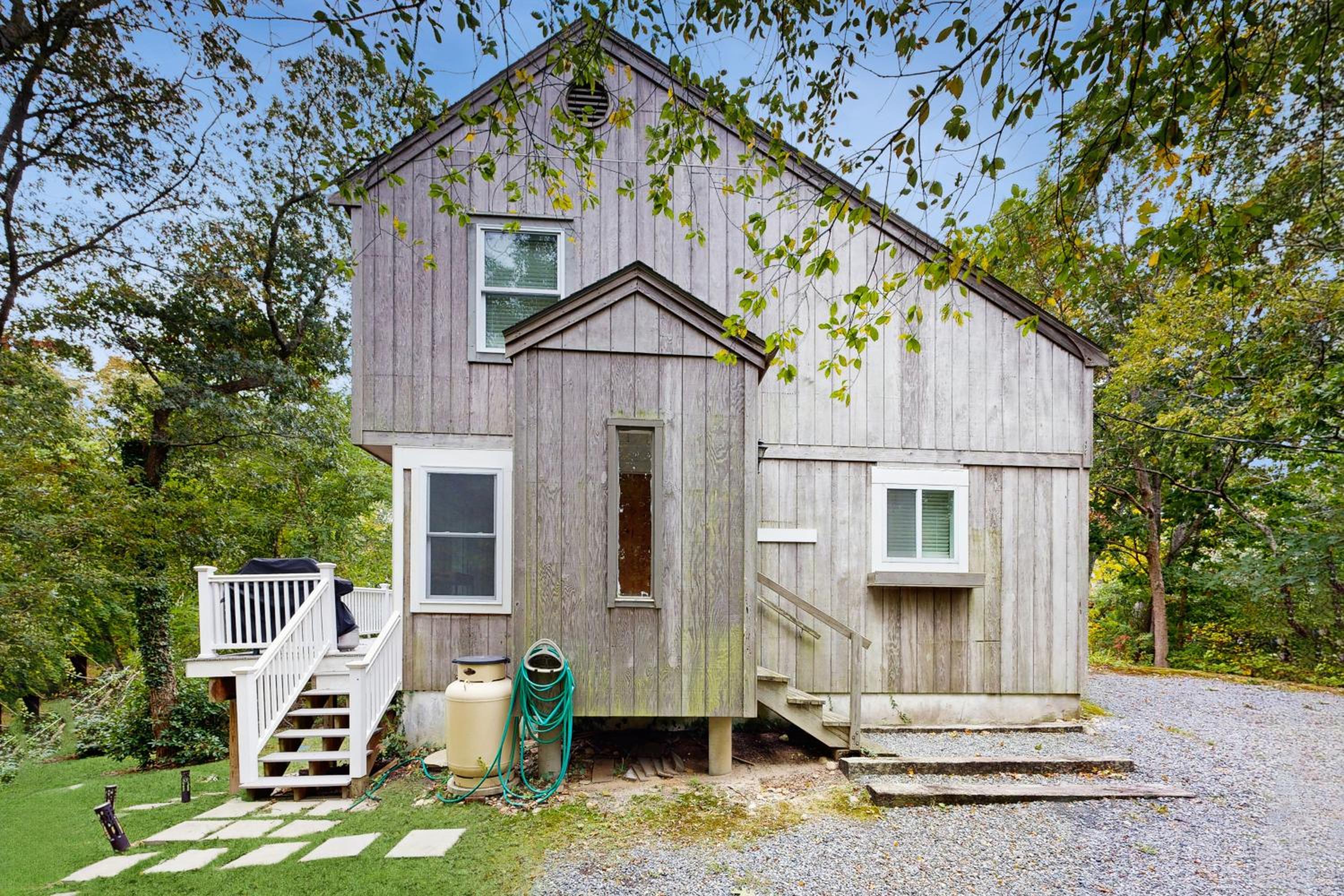 Bring Your Pup, Walk to Beach! Vineyard Haven Home