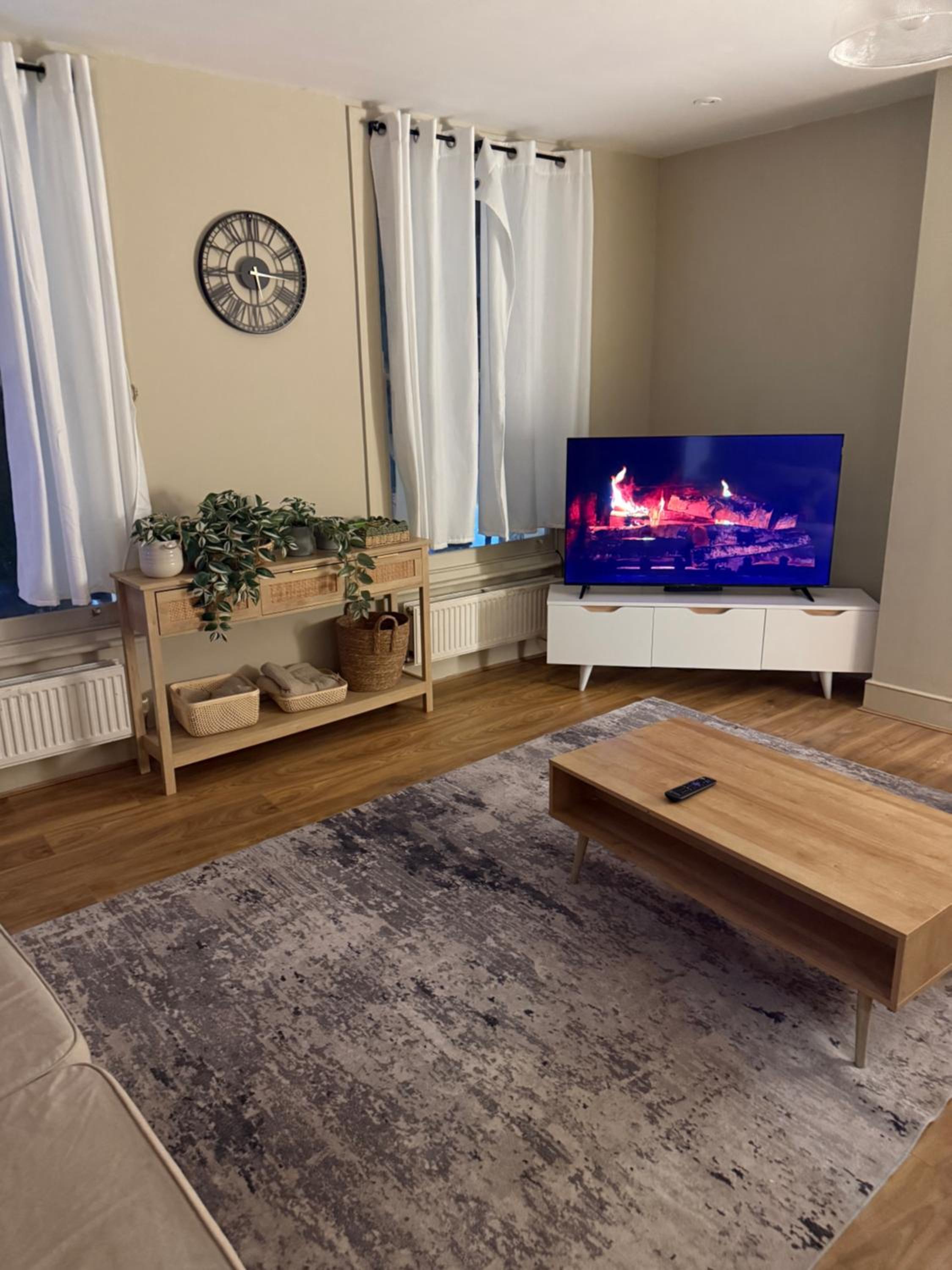 Stokey Skyline Retreat With Balcony