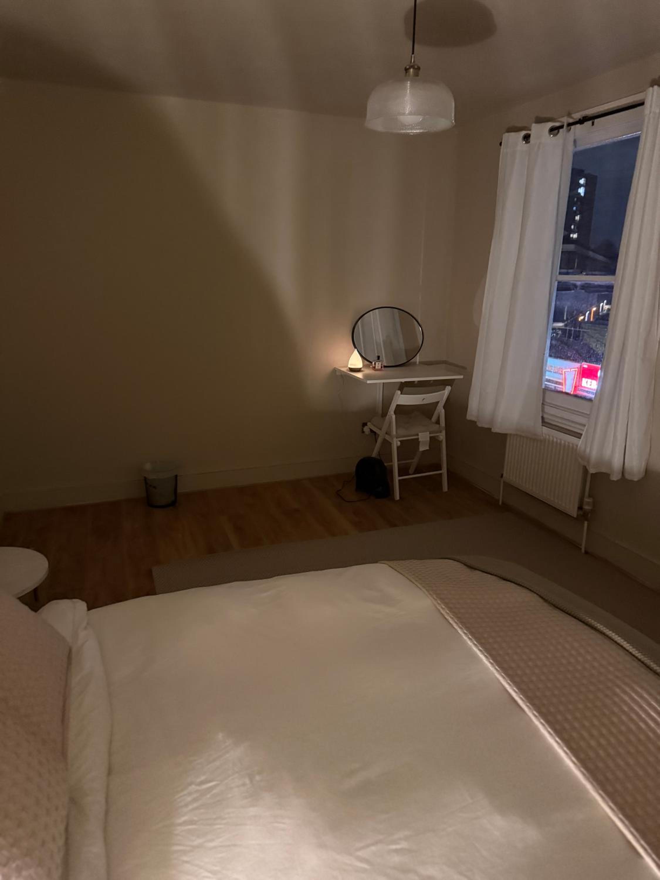 Stokey Skyline Retreat With Balcony