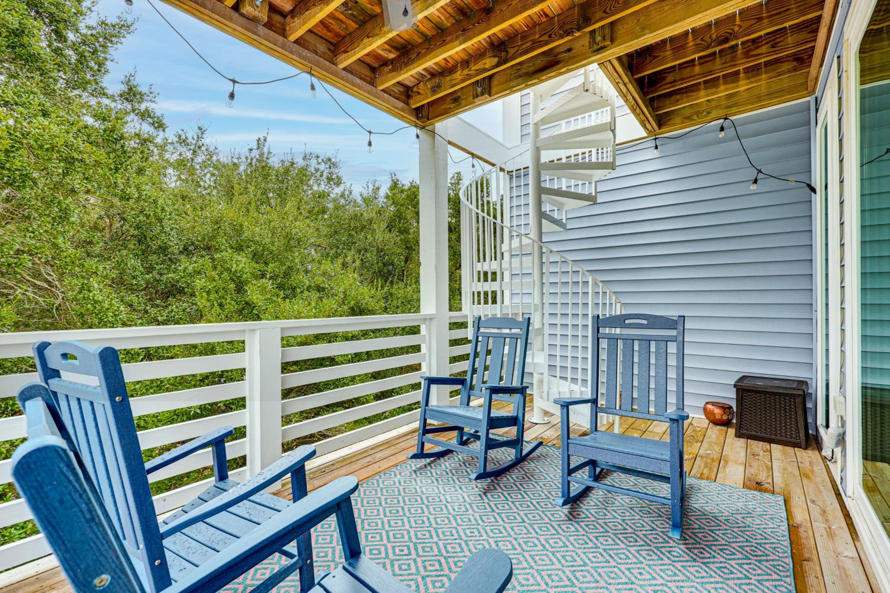 Explore the Seashore! Sunny Carolina Beach Home