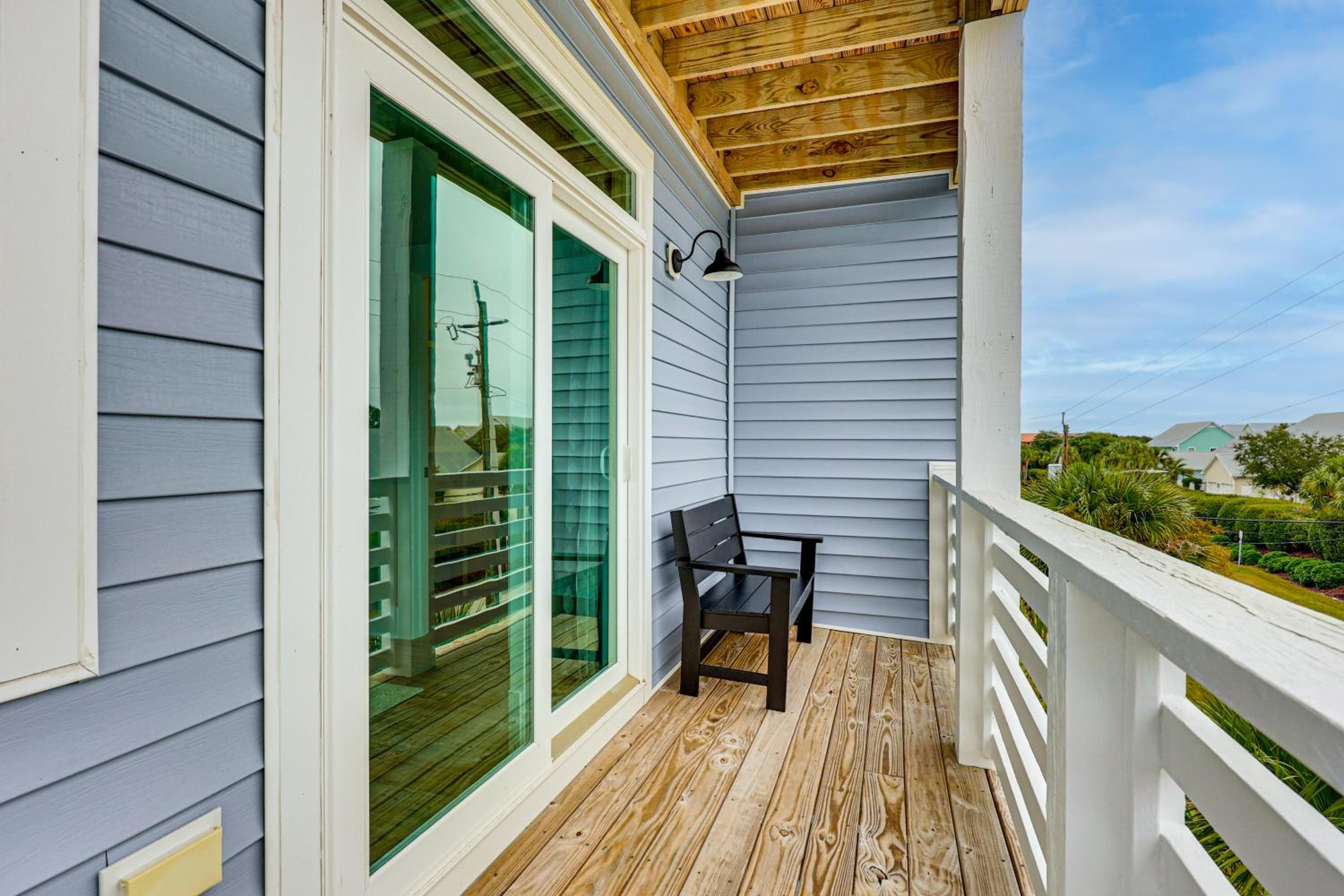 Explore the Seashore! Sunny Carolina Beach Home