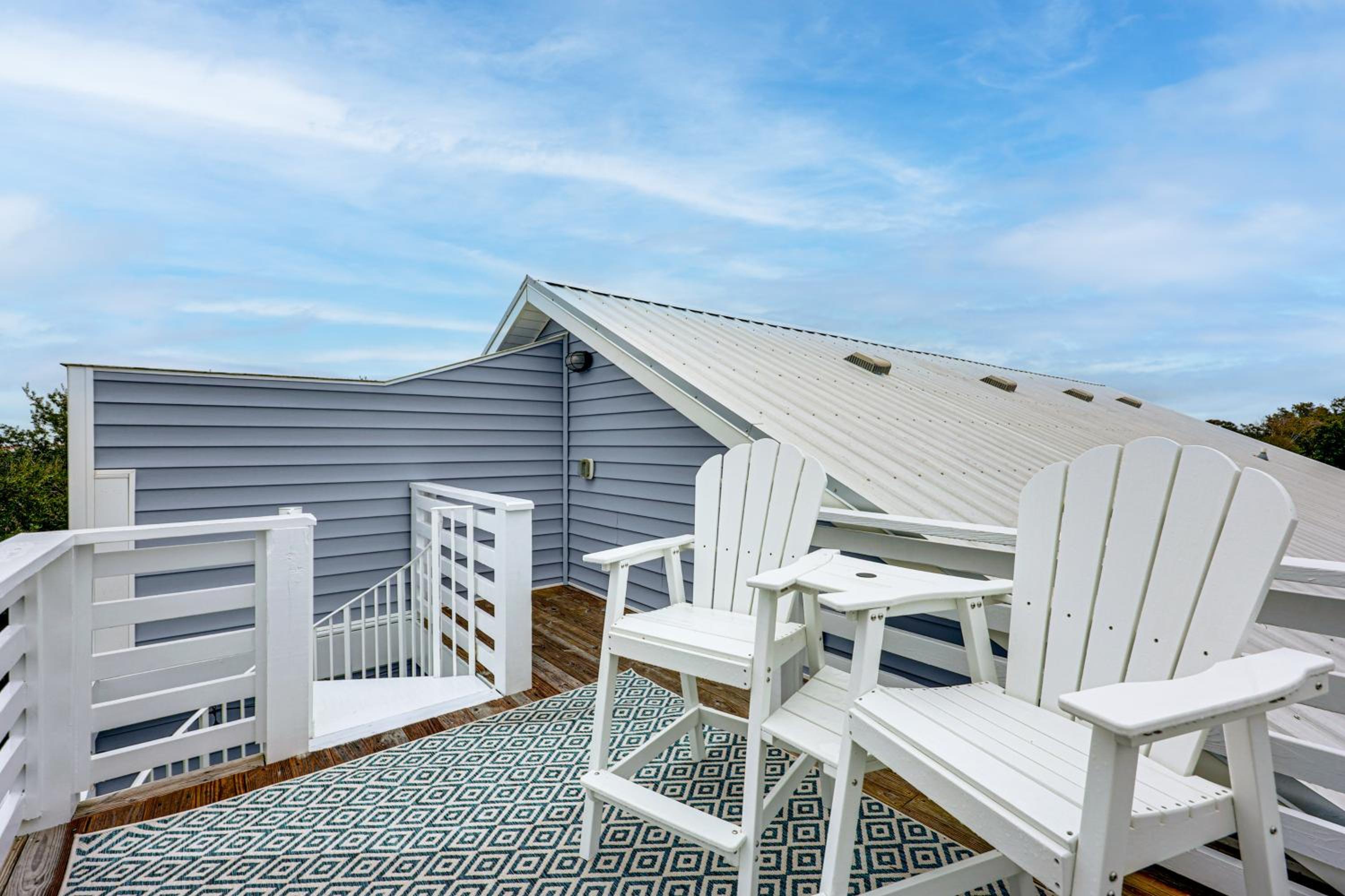 Explore the Seashore! Sunny Carolina Beach Home