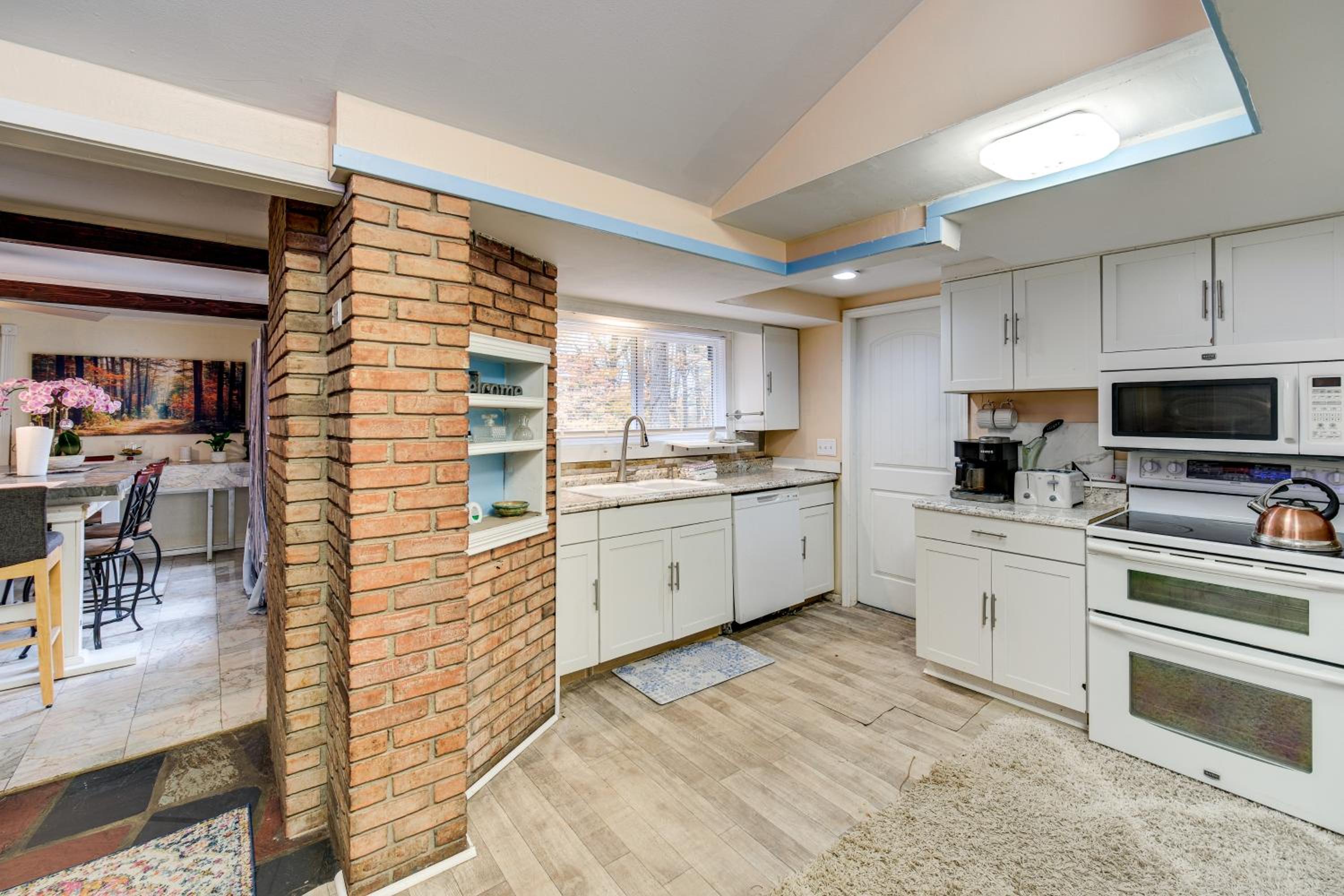 Easy Cleveland Access! Quiet Suburb Stay with Yard