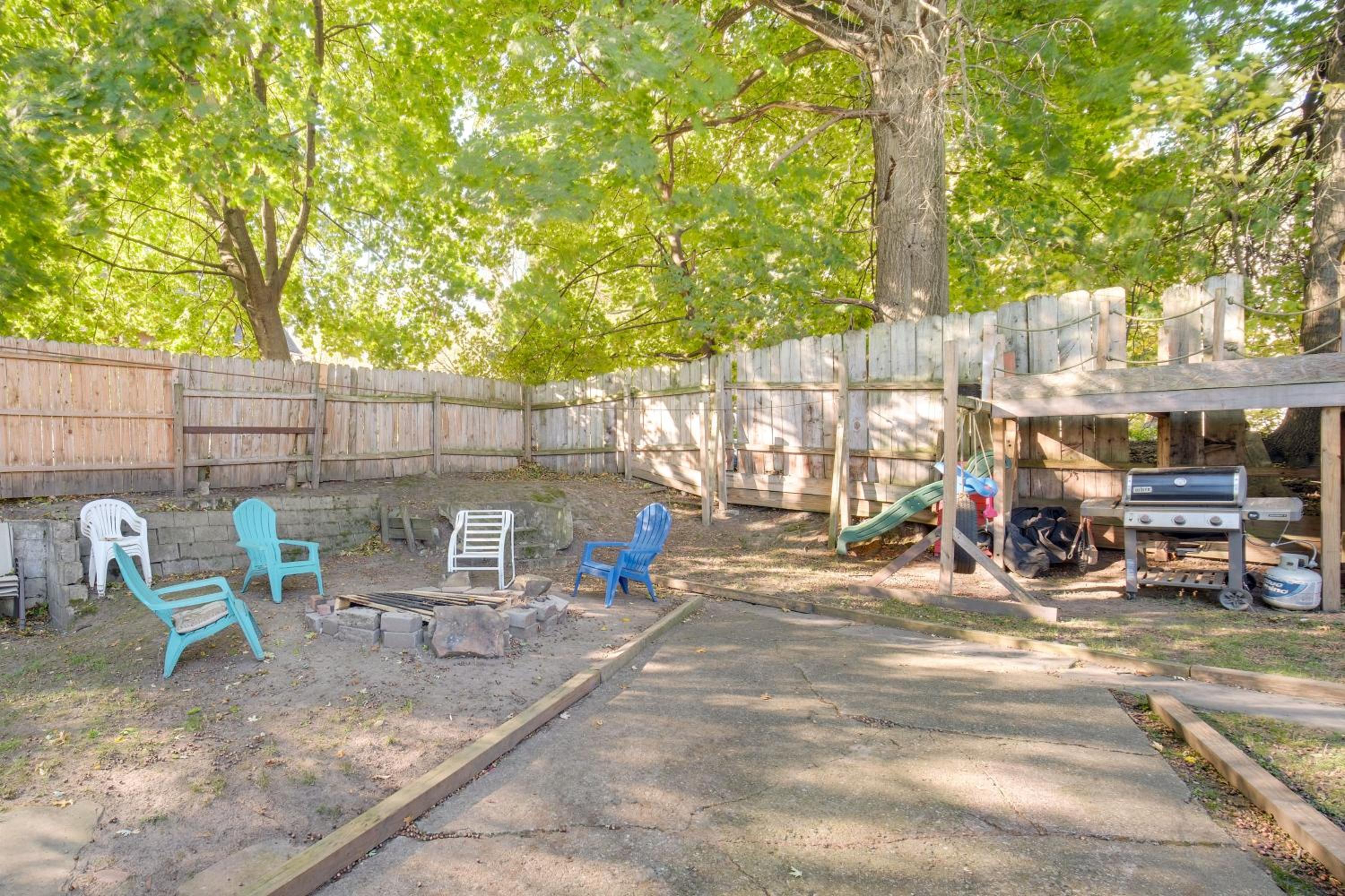 Central Akron Stay! Large Victorian Home with Yard