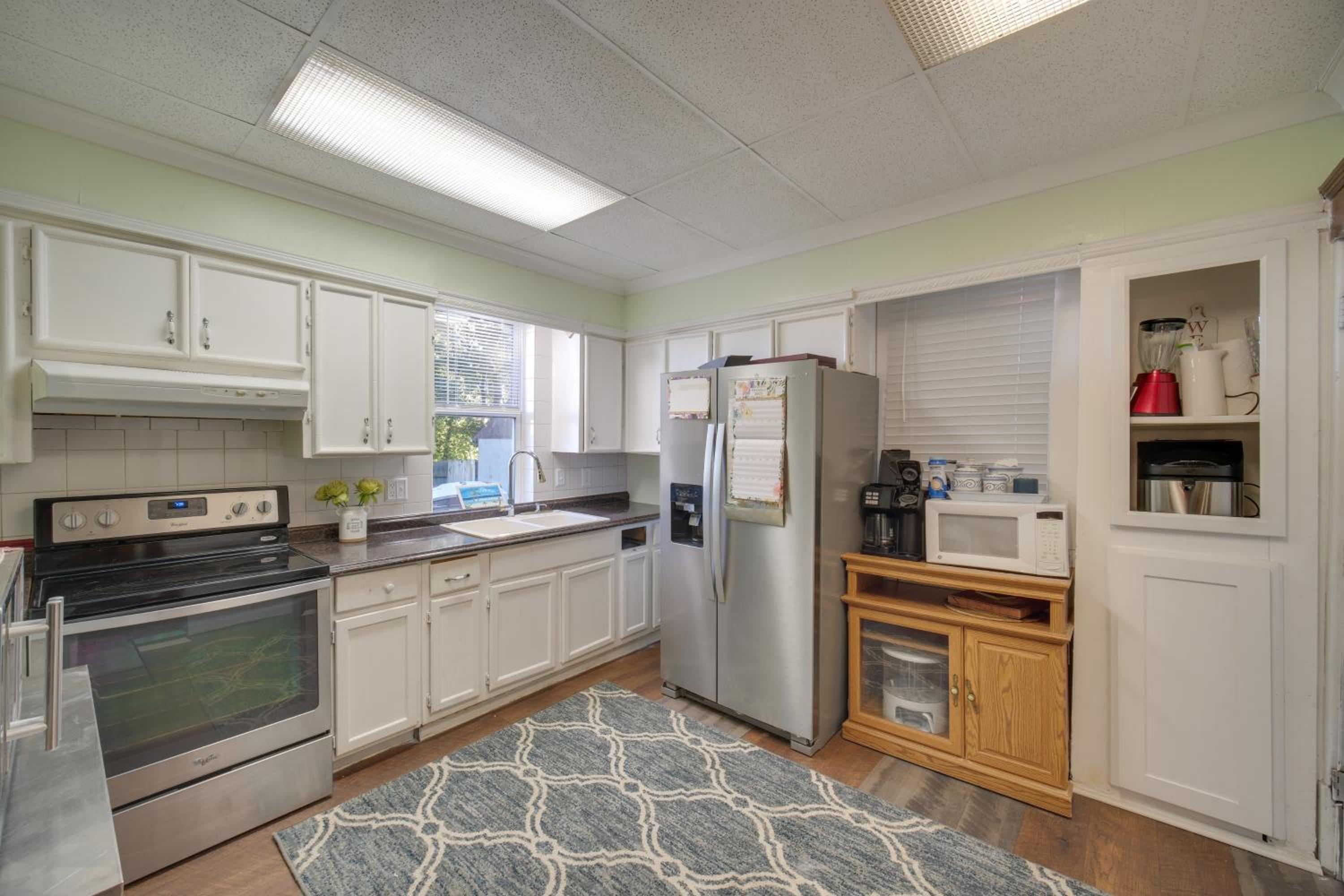 Central Akron Stay! Large Victorian Home with Yard