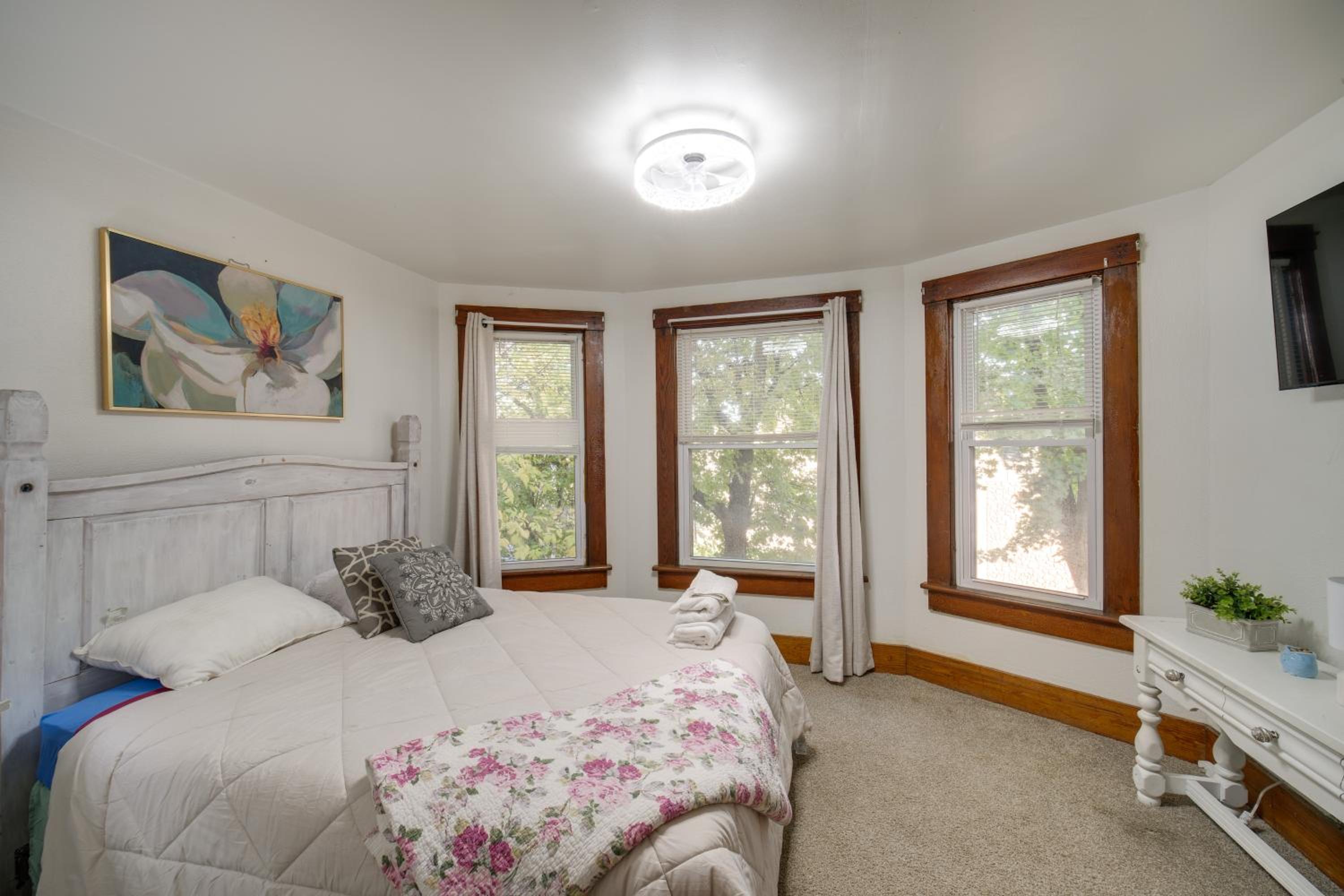 Central Akron Stay! Large Victorian Home with Yard