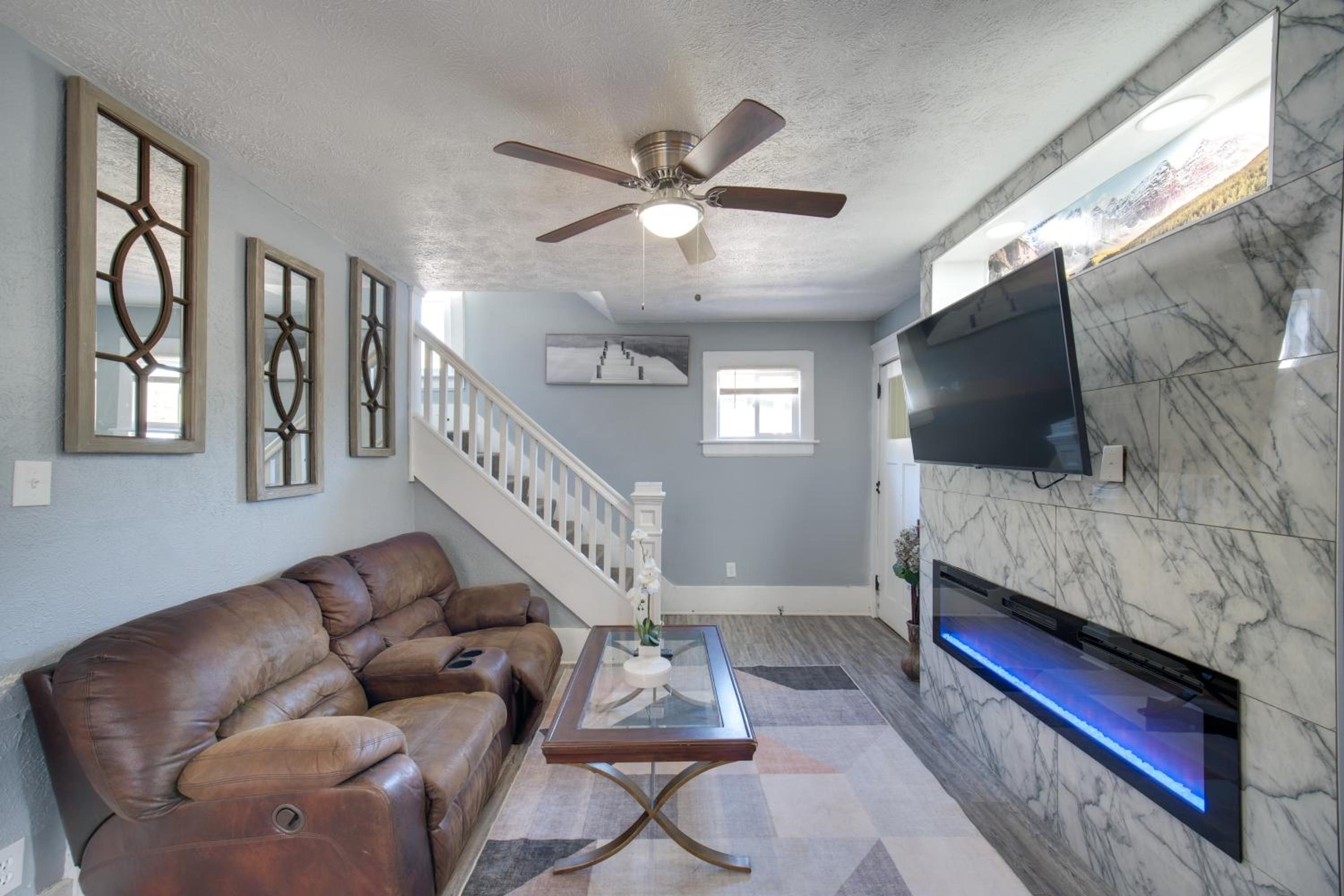 Modern and Convenient! Group Stay in Highland Square