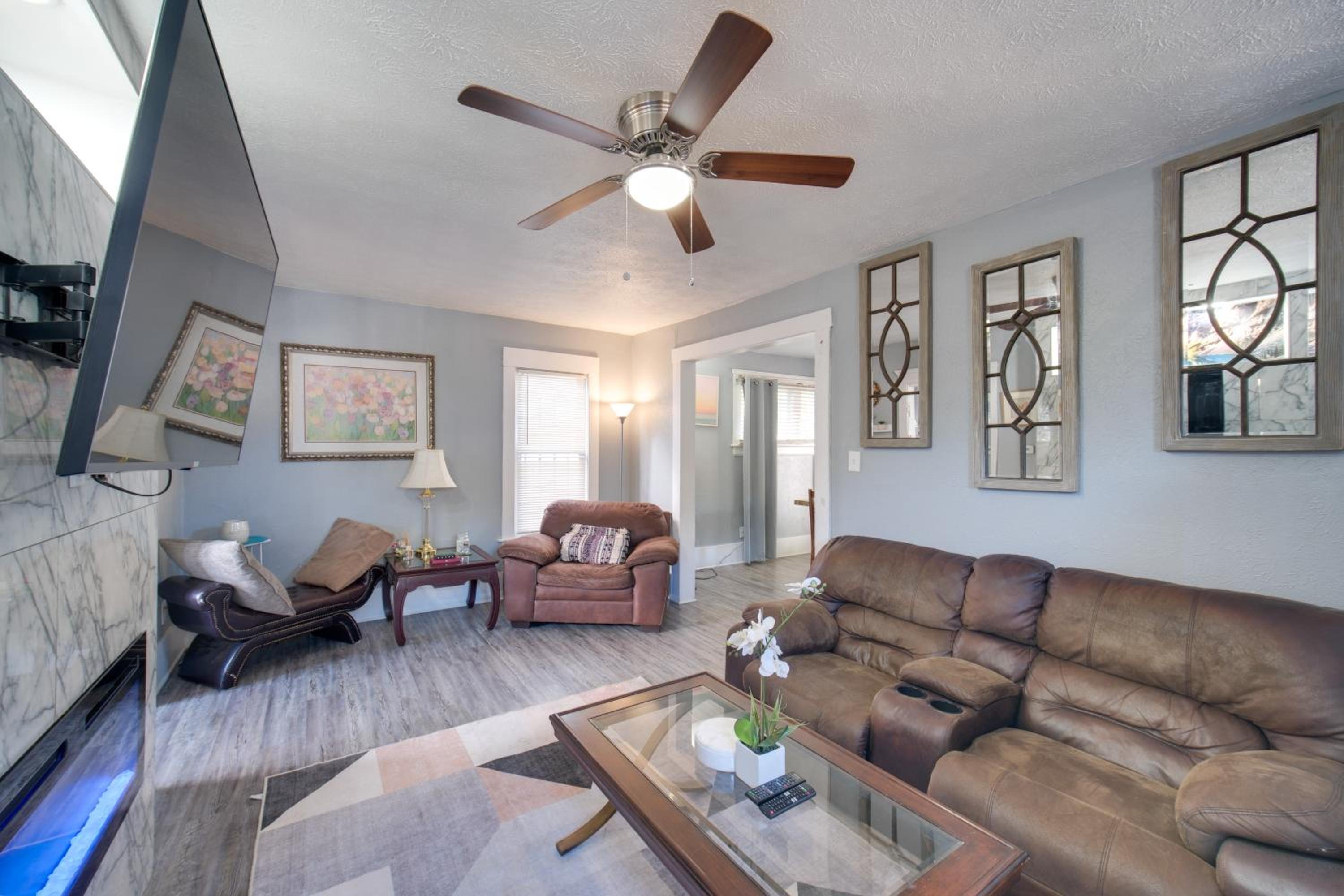 Modern and Convenient! Group Stay in Highland Square