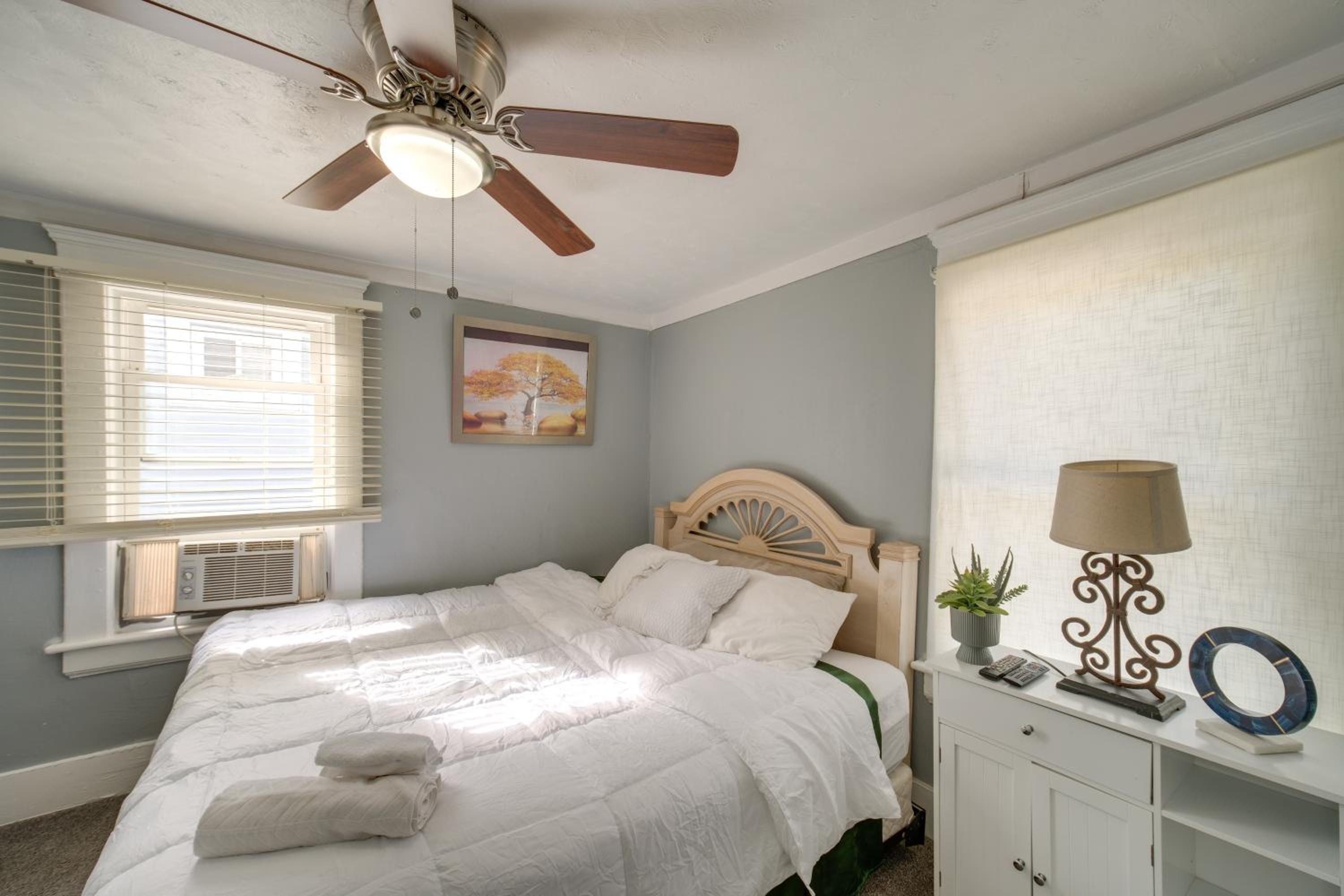 Modern and Convenient! Group Stay in Highland Square