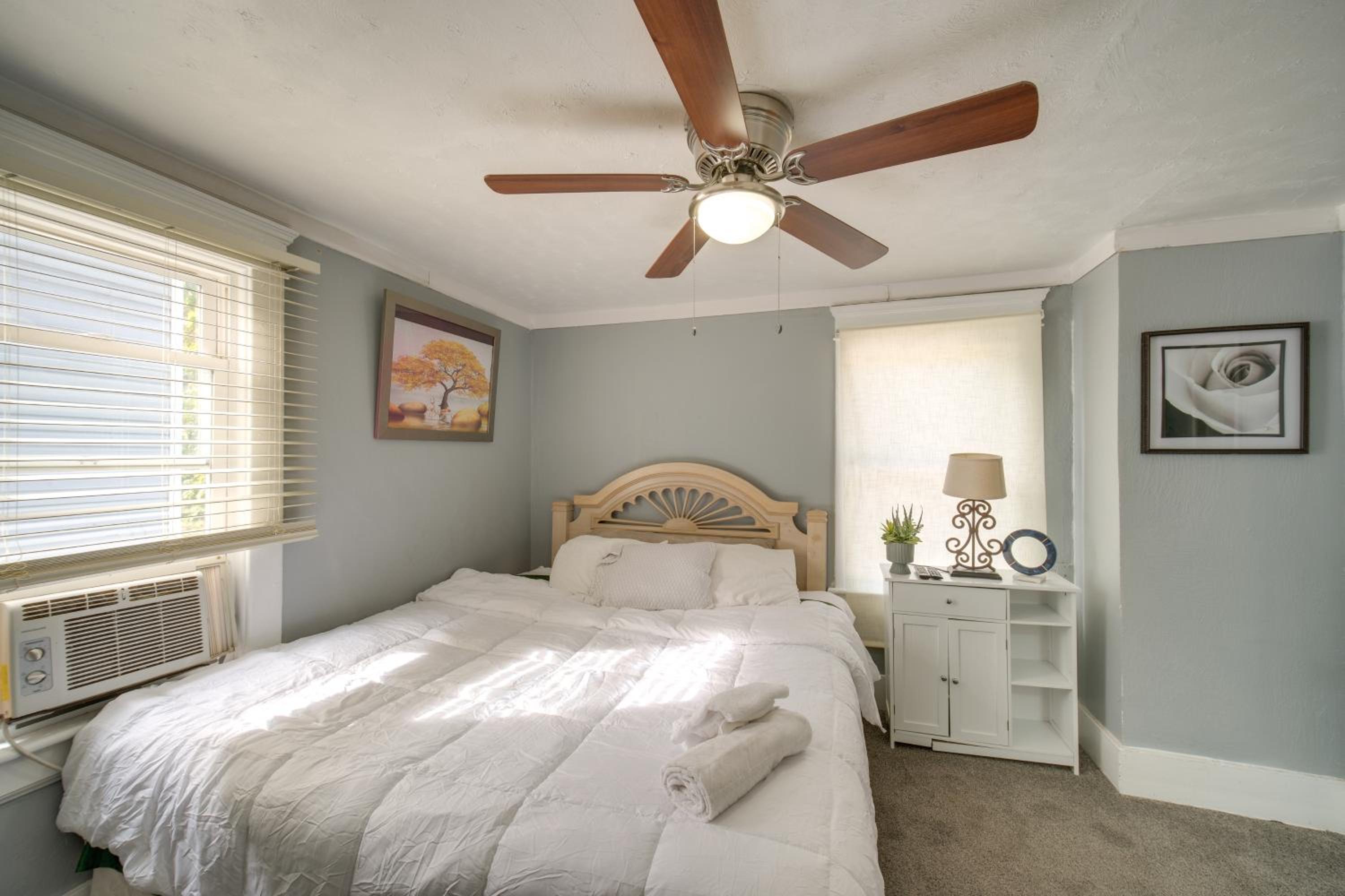 Modern and Convenient! Group Stay in Highland Square