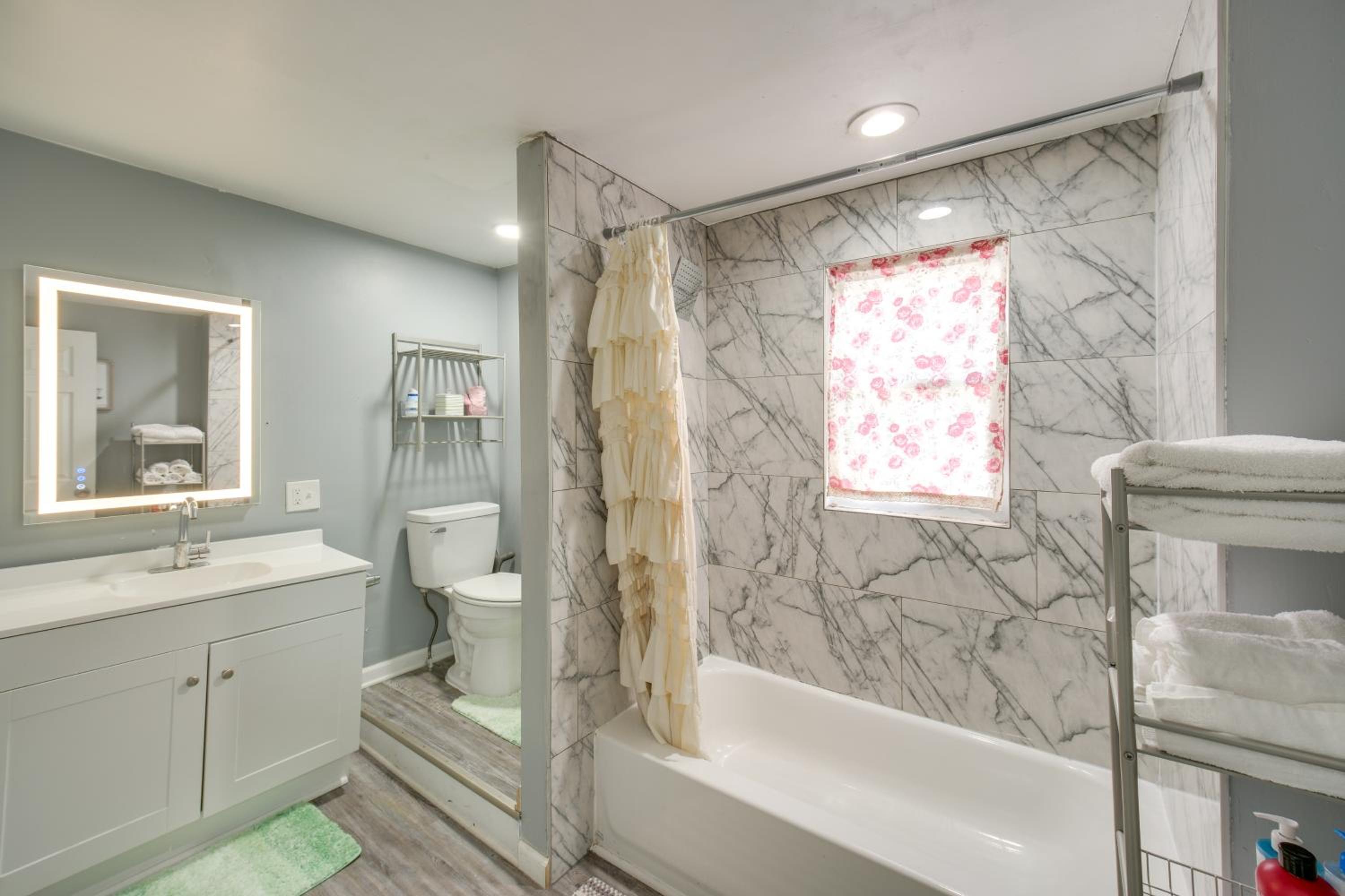 Modern and Convenient! Group Stay in Highland Square