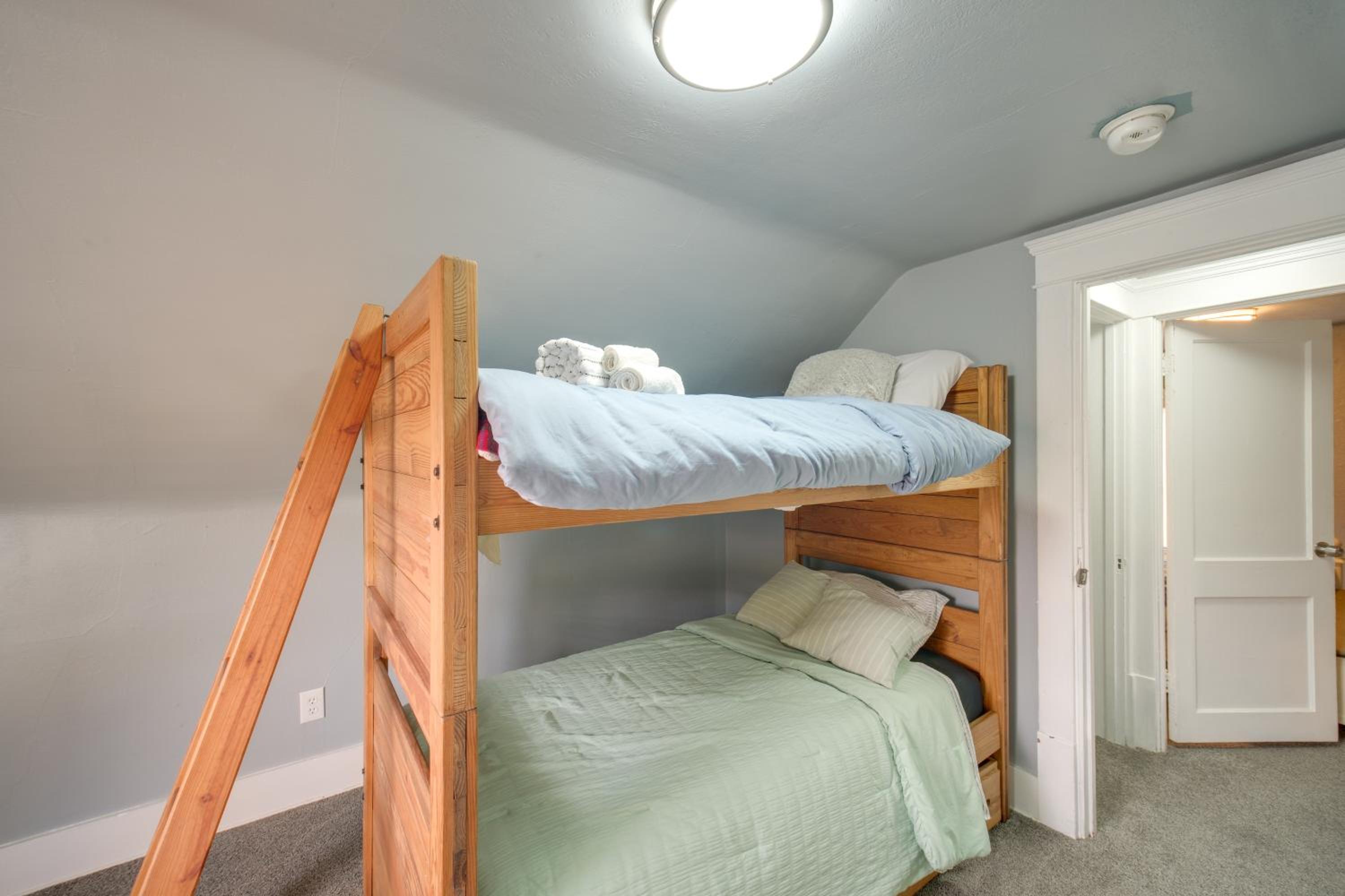 Modern and Convenient! Group Stay in Highland Square