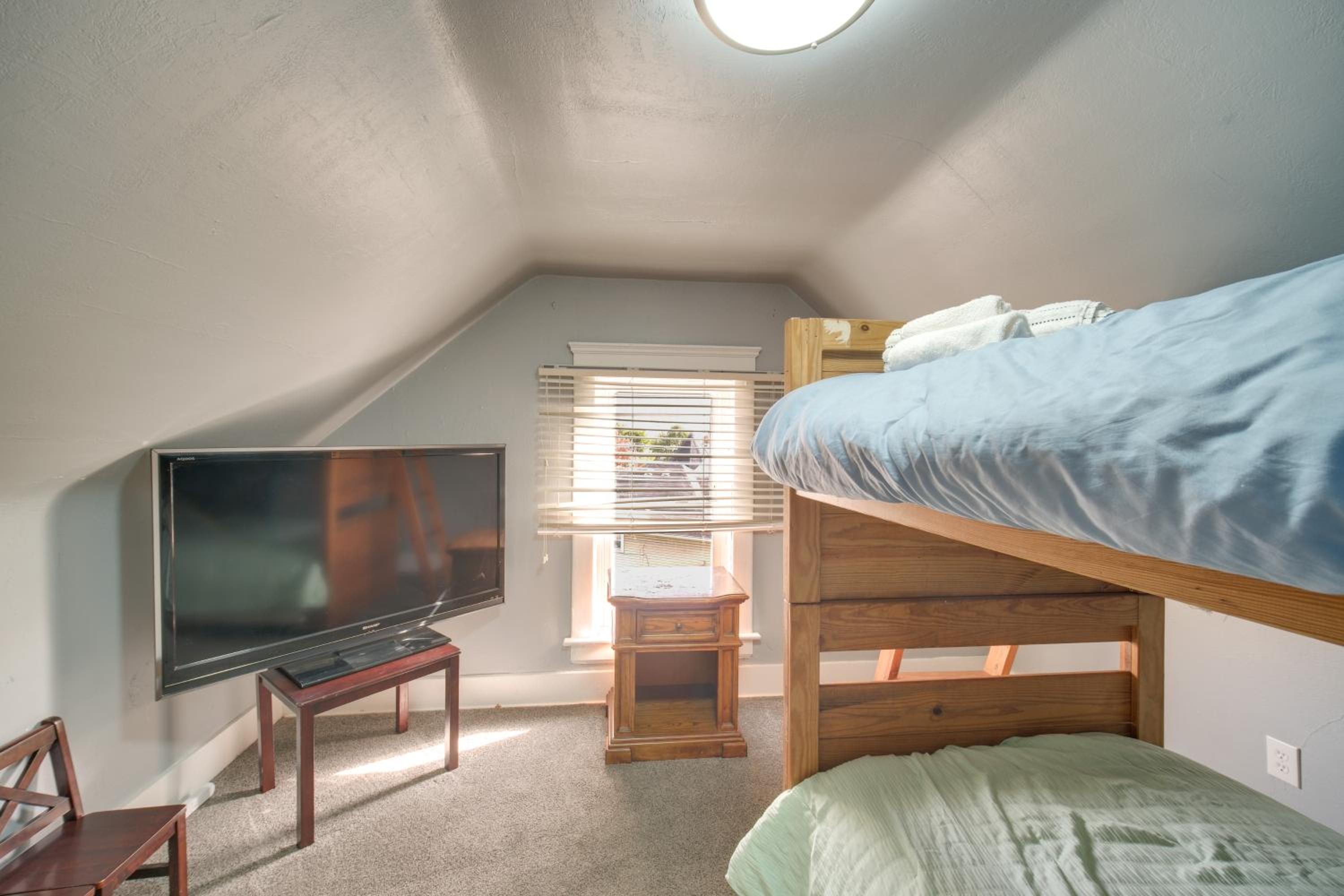 Modern and Convenient! Group Stay in Highland Square