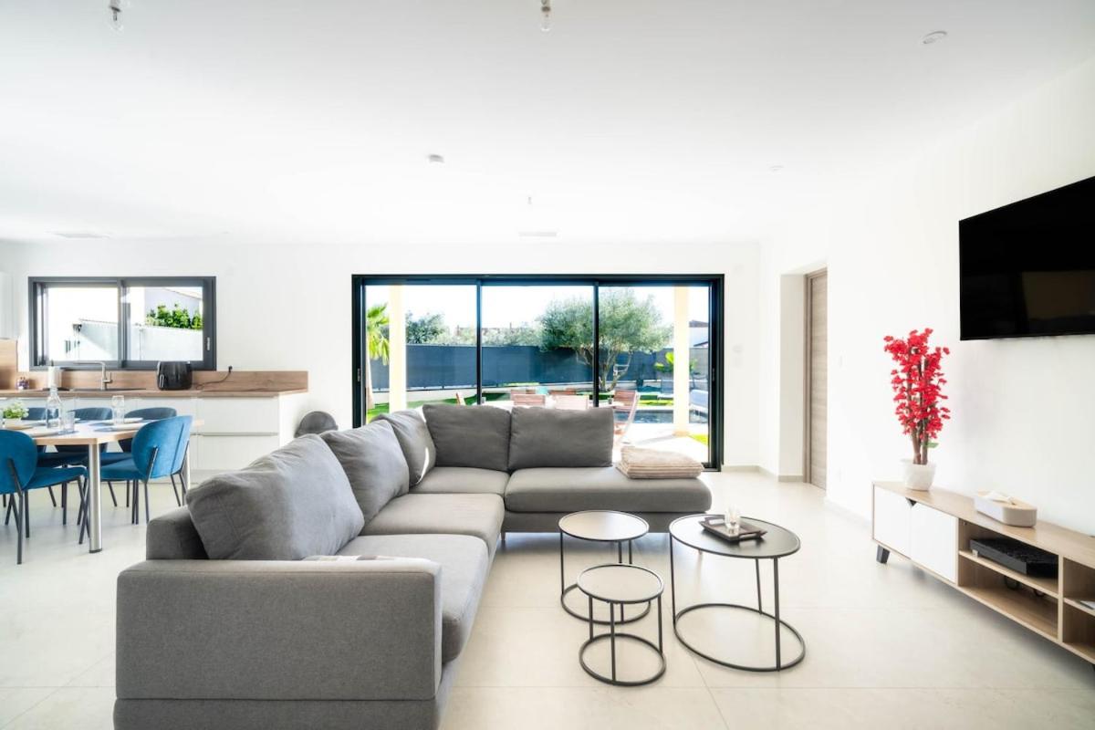 Villa équipée piscine 12 pers Beaucaire proche Nîmes Arles Camargue