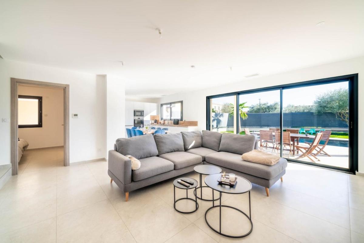 Villa équipée piscine 12 pers Beaucaire proche Nîmes Arles Camargue