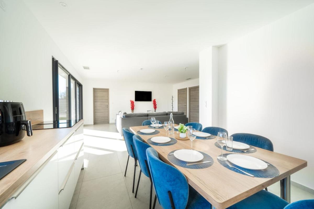 Villa équipée piscine 12 pers Beaucaire proche Nîmes Arles Camargue