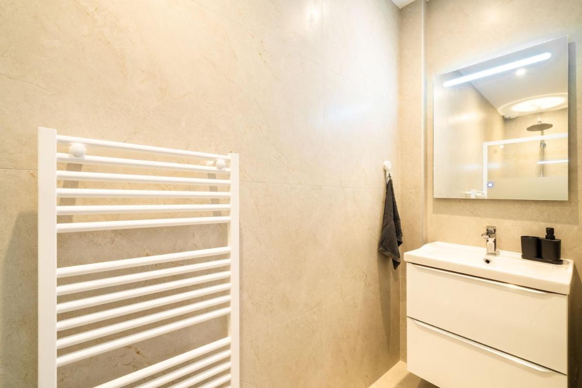 Villa équipée piscine 12 pers Beaucaire proche Nîmes Arles Camargue