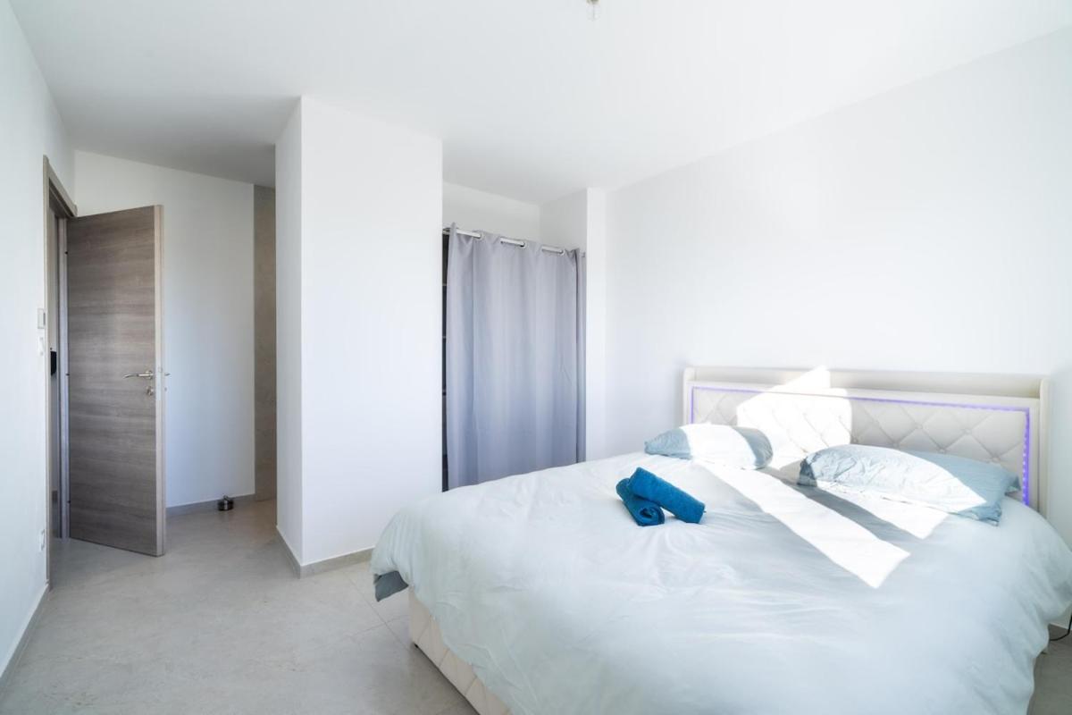 Villa équipée piscine 12 pers Beaucaire proche Nîmes Arles Camargue