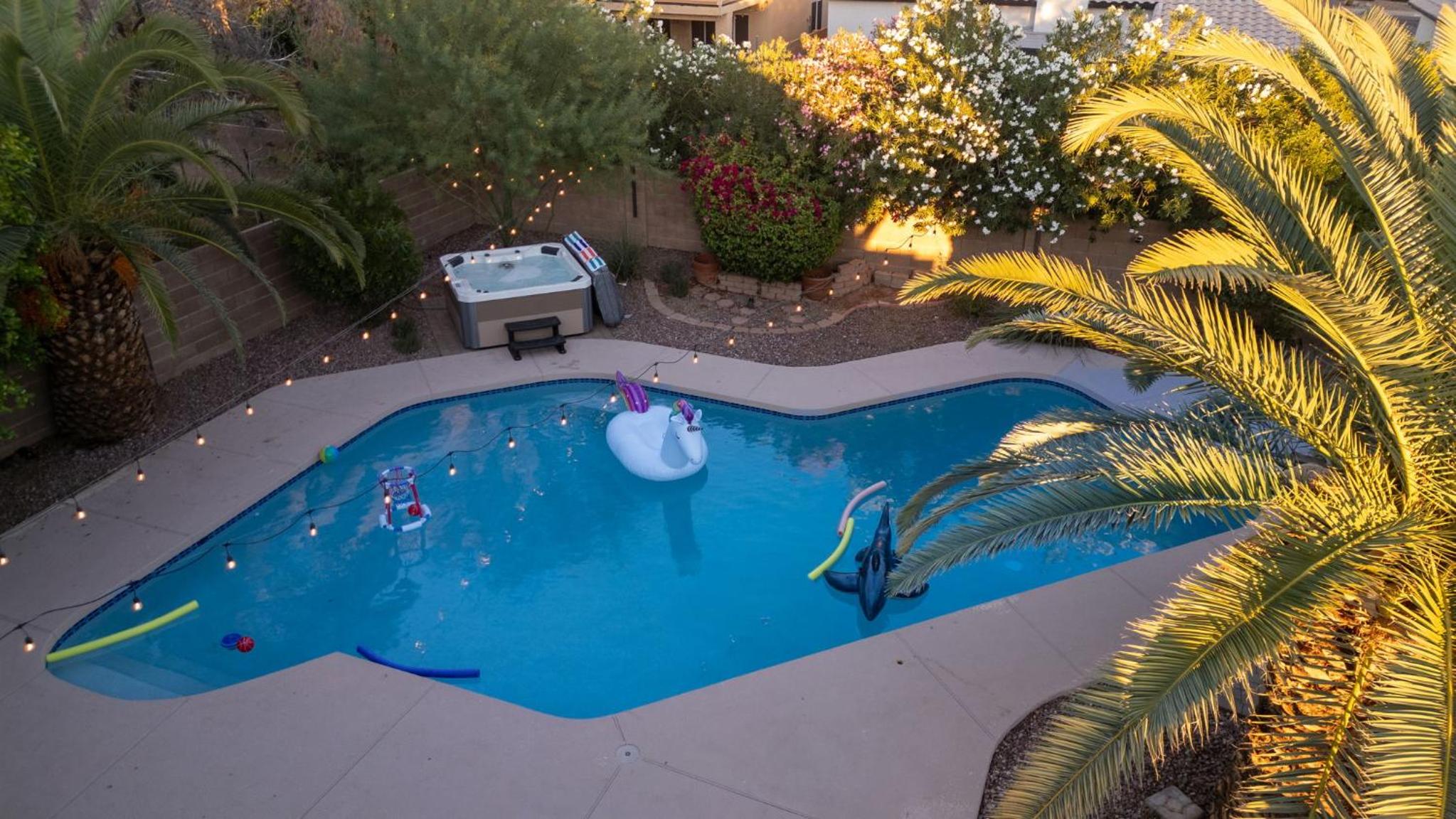 Sparkling Saltwater Pool - Spa - Firepit - WiFi - 4BR 3BA - Near Top Golf Courses