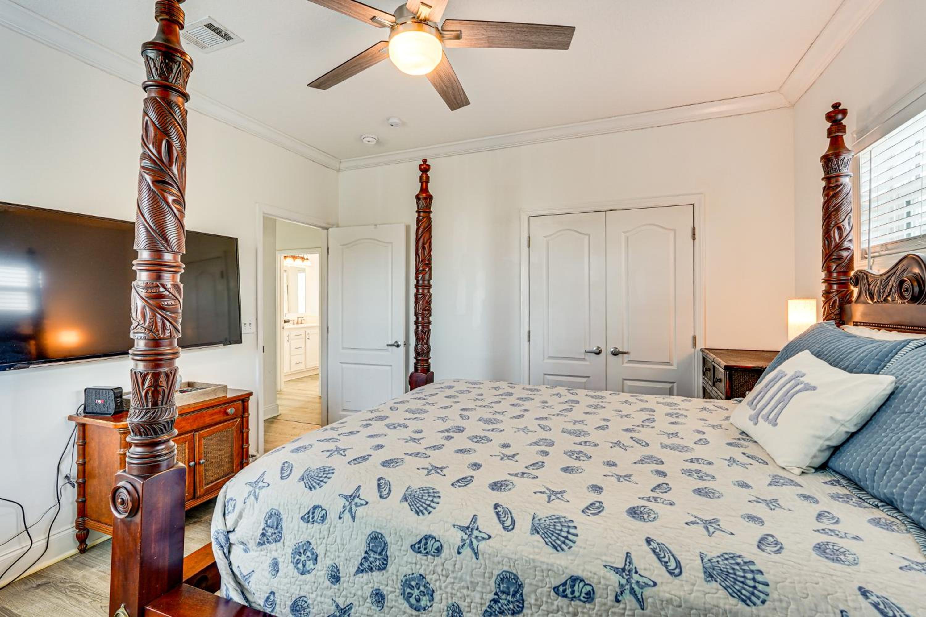 Walk to Beach! Getaway with Dock on St Joseph Bay
