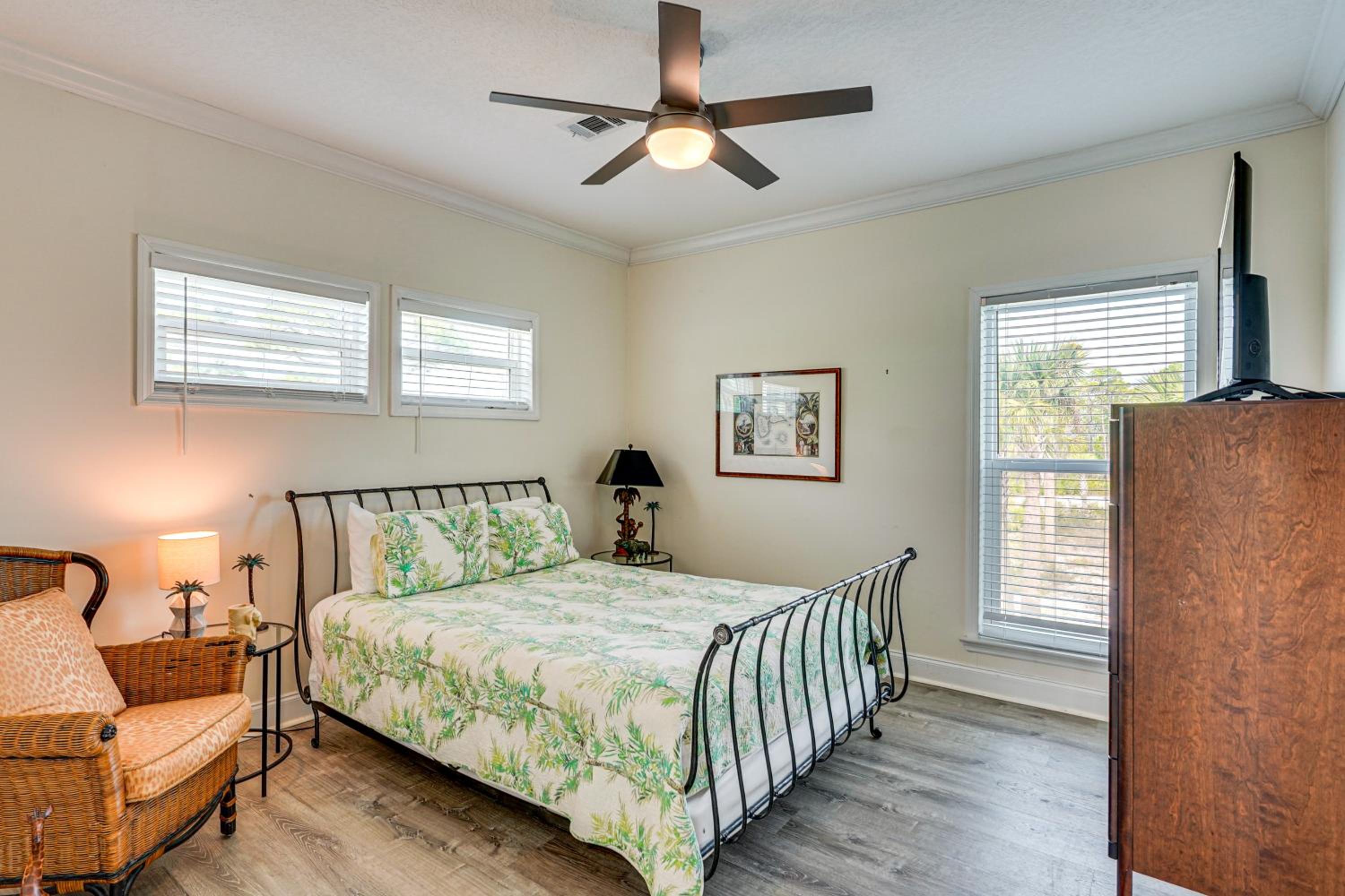 Walk to Beach! Getaway with Dock on St Joseph Bay