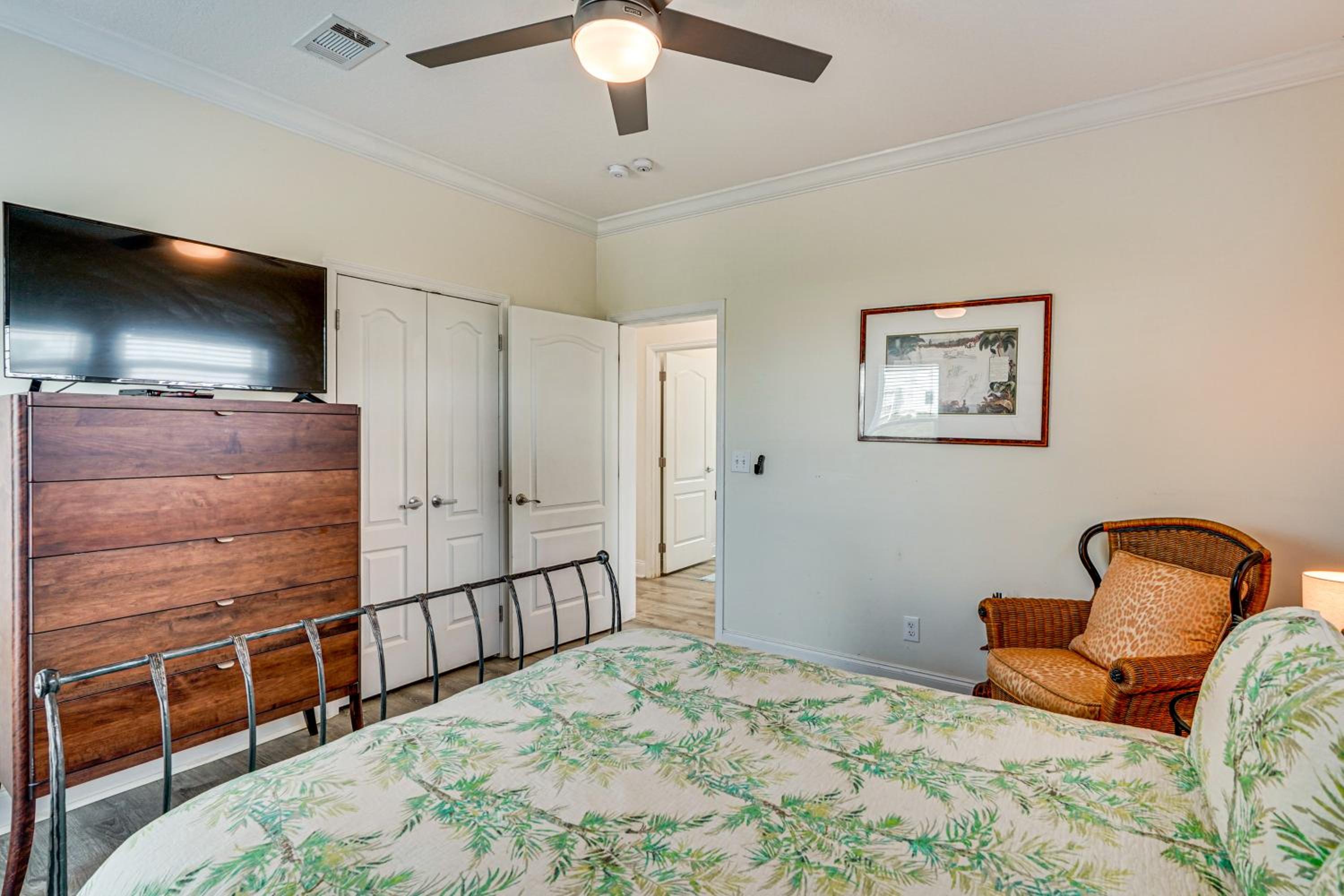 Walk to Beach! Getaway with Dock on St Joseph Bay