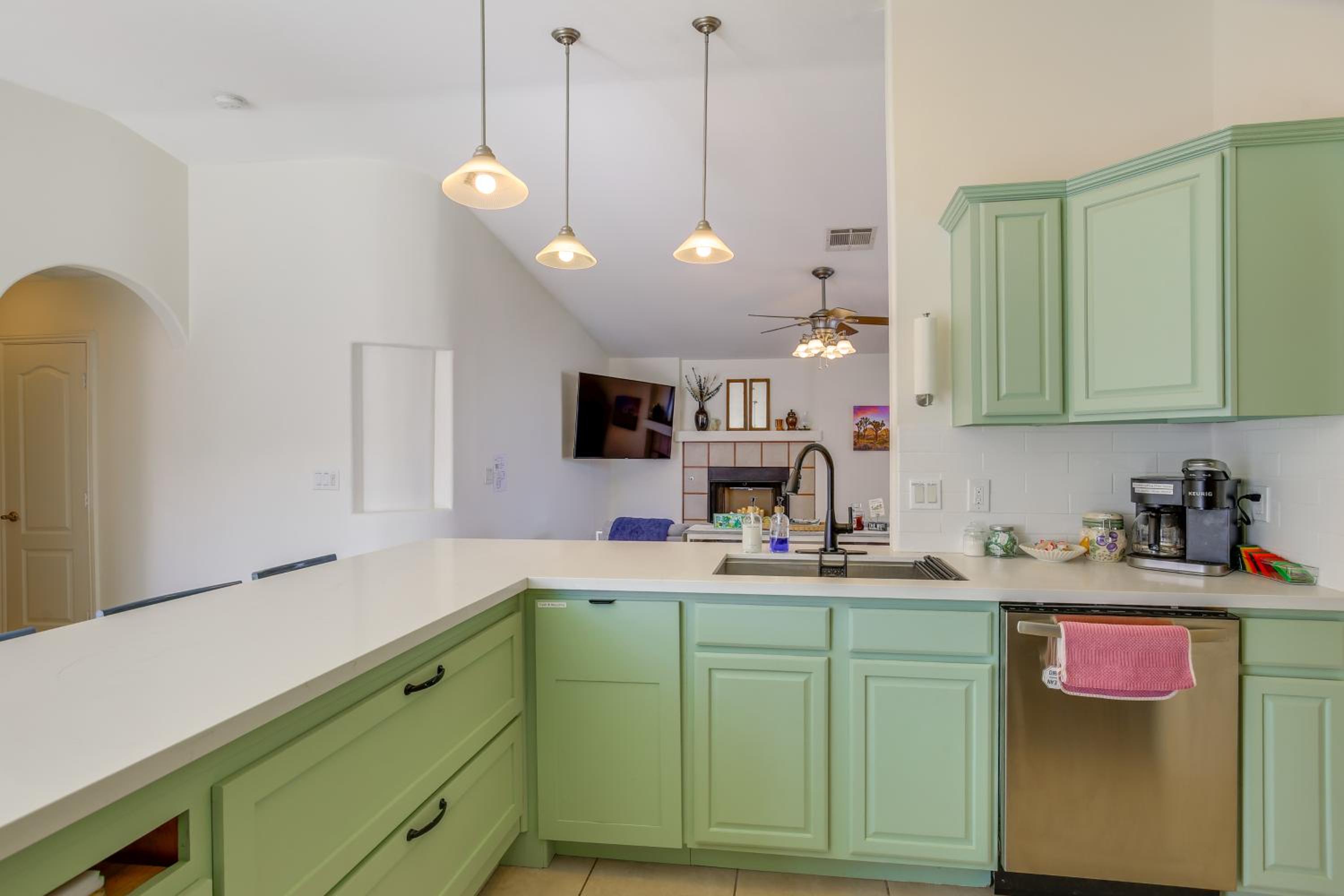 Family Home, 7 Mi to Joshua Tree National Park!