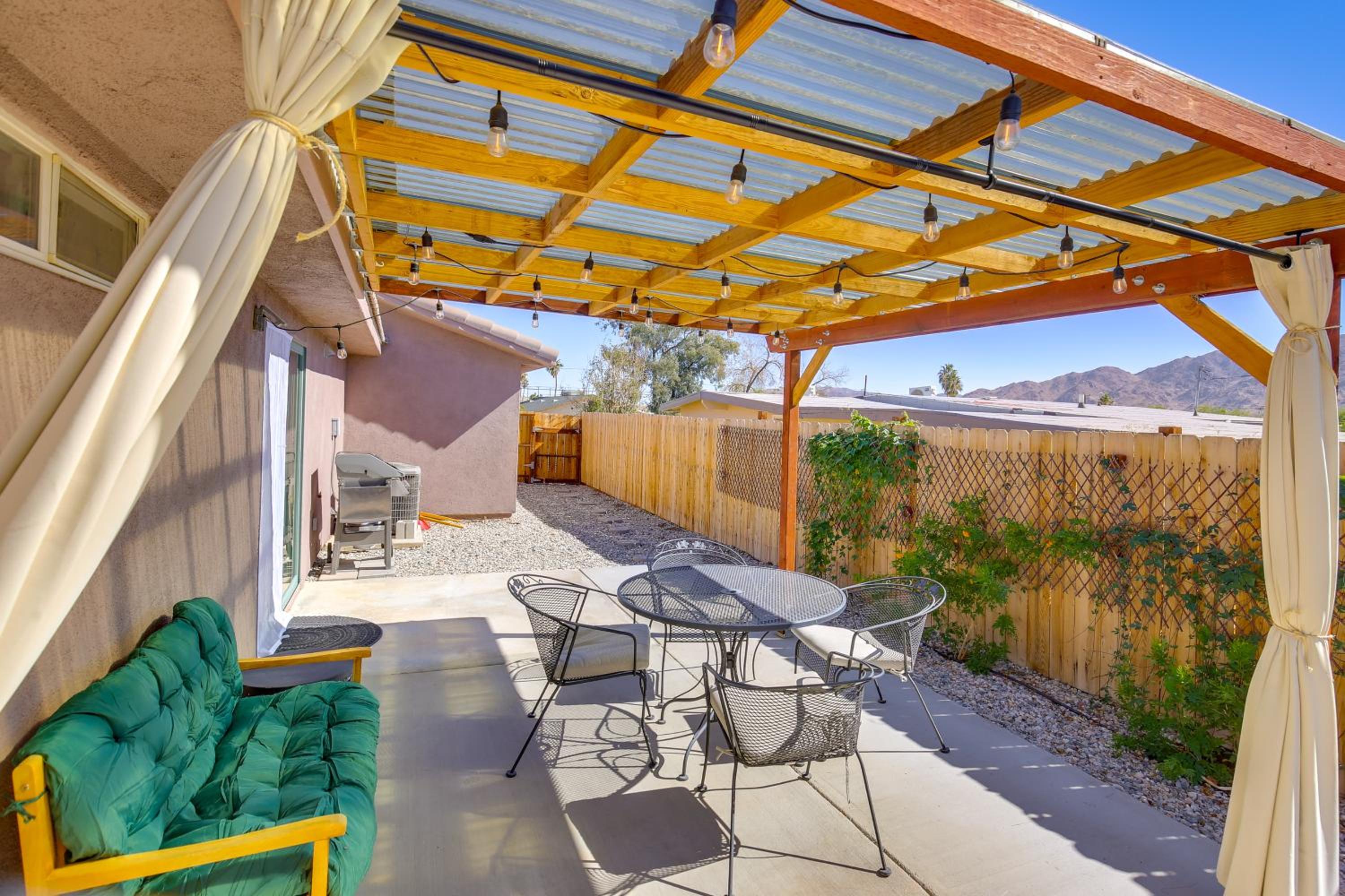 Family Home, 7 Mi to Joshua Tree National Park!
