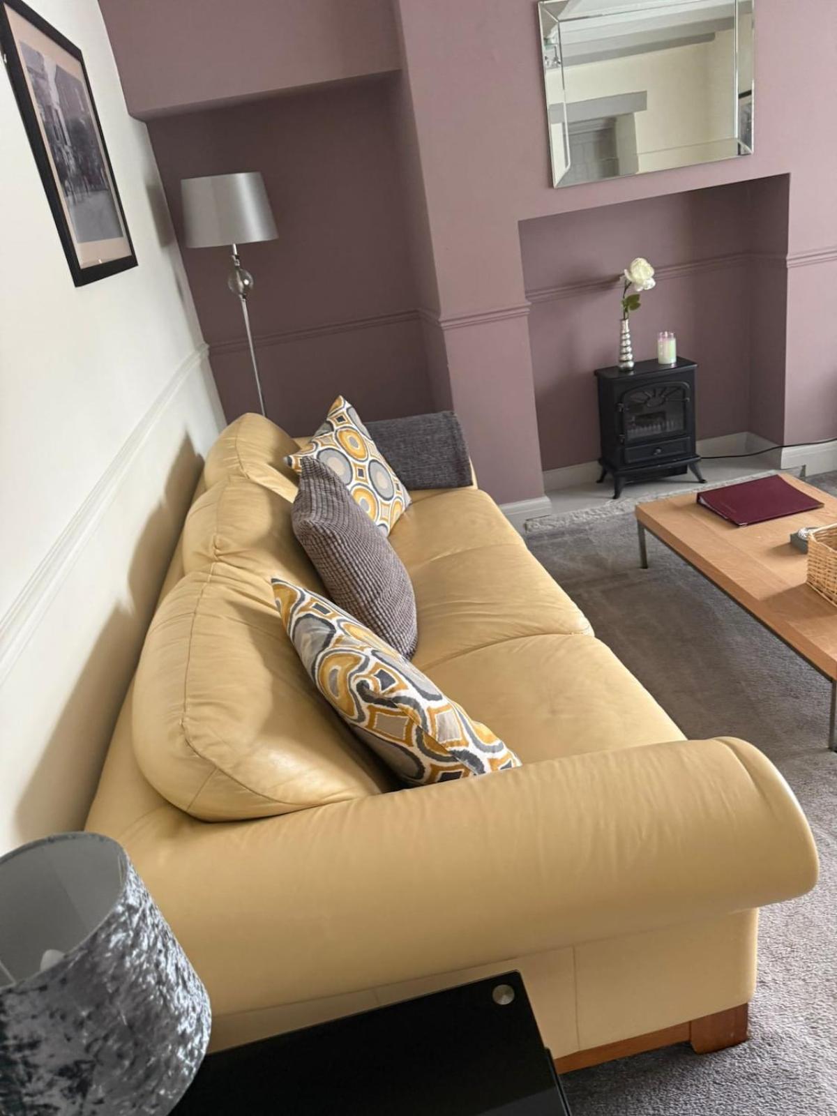 Cozy 3 Bed Cottage in Harrogate with free parking and strong wifi