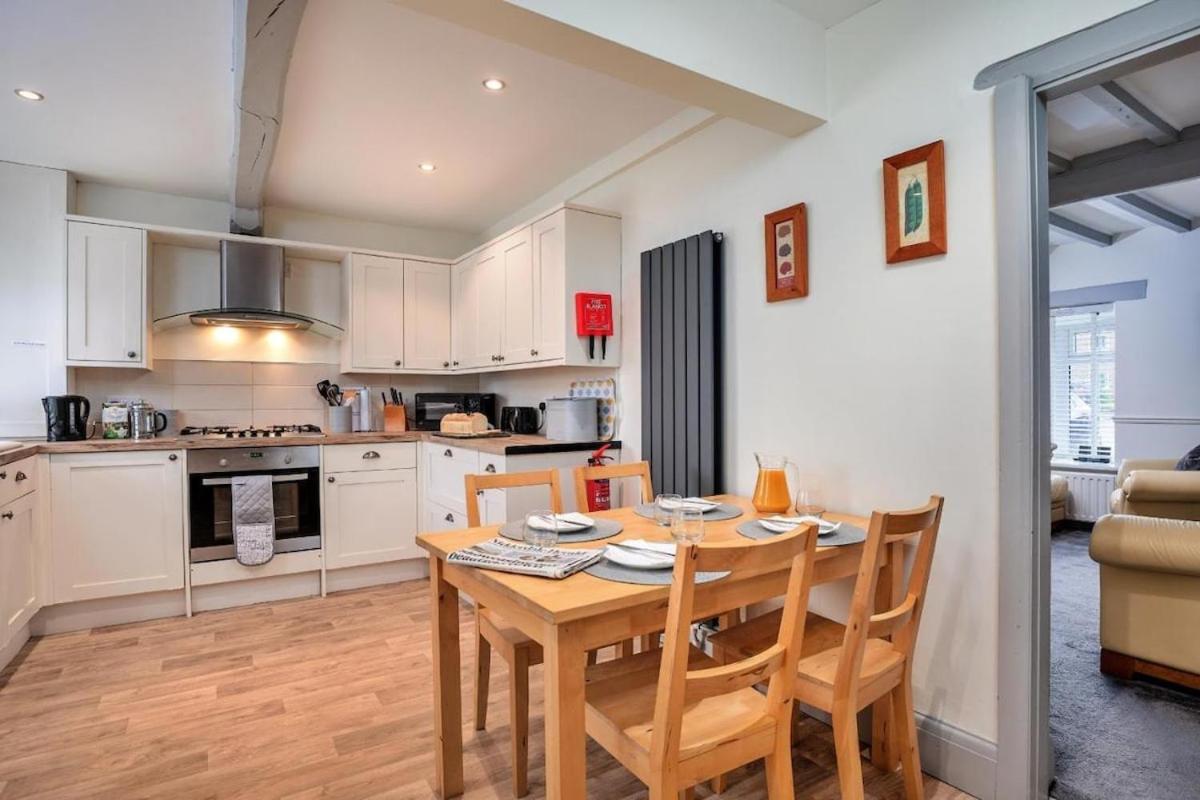 Cozy 3 Bed Cottage in Harrogate with free parking and strong wifi