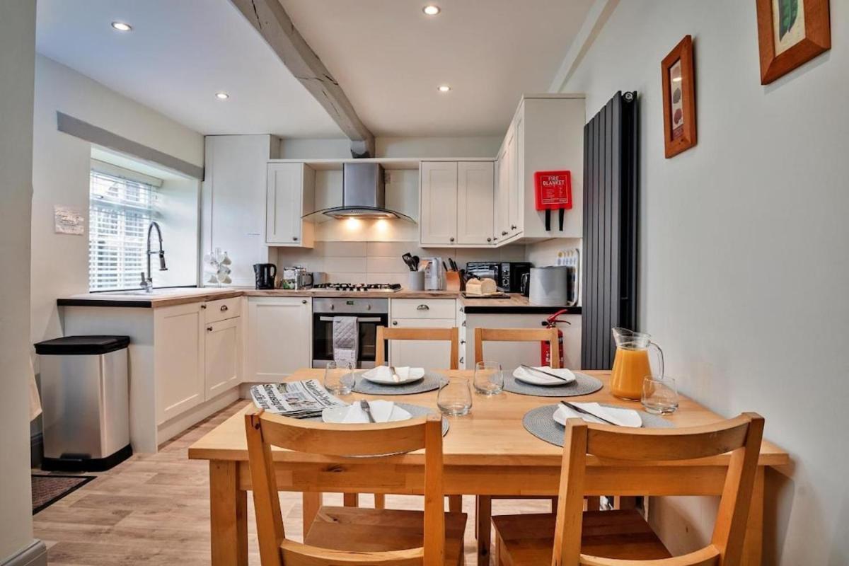 Cozy 3 Bed Cottage in Harrogate with free parking and strong wifi