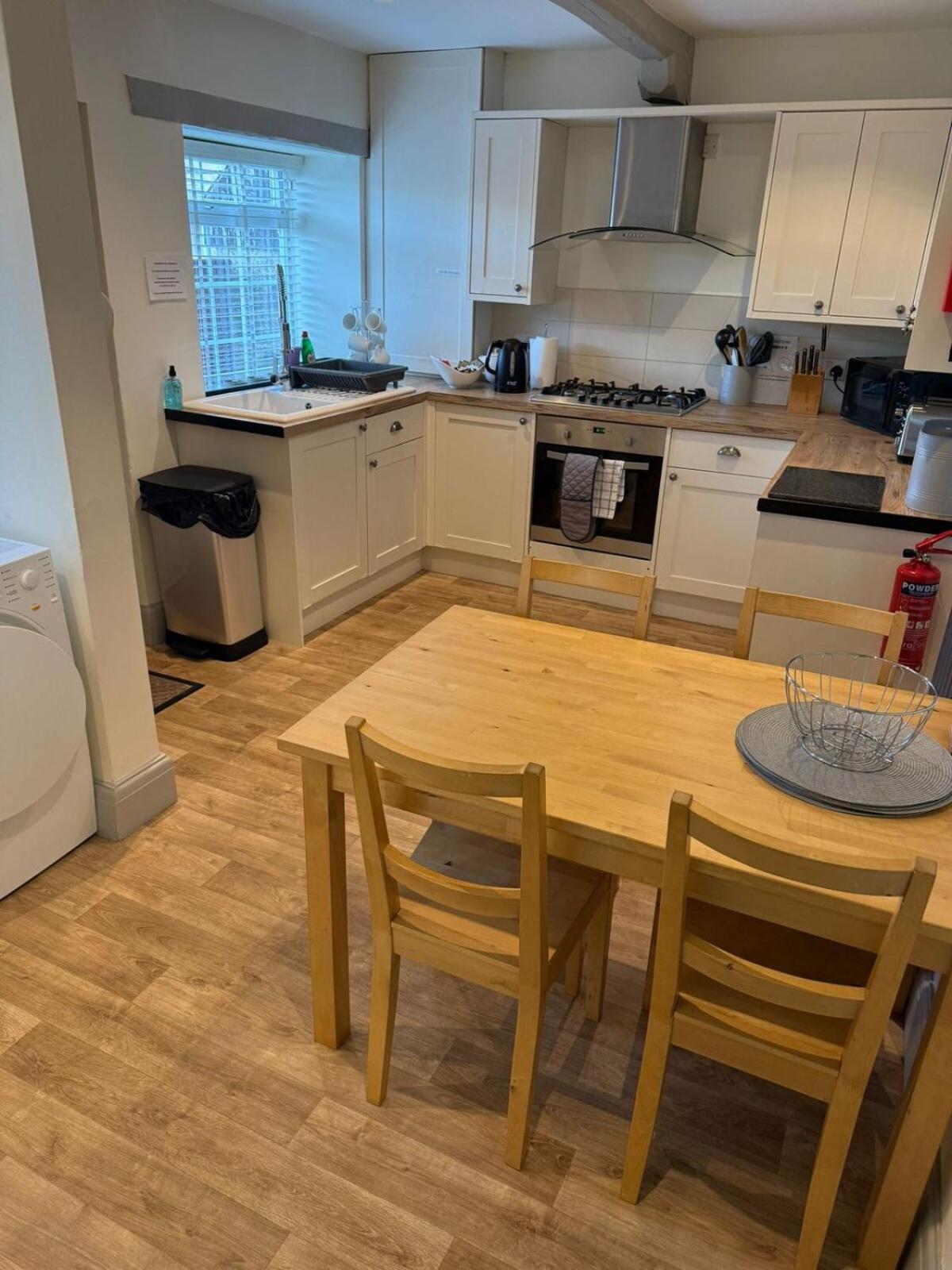 Cozy 3 Bed Cottage in Harrogate with free parking and strong wifi