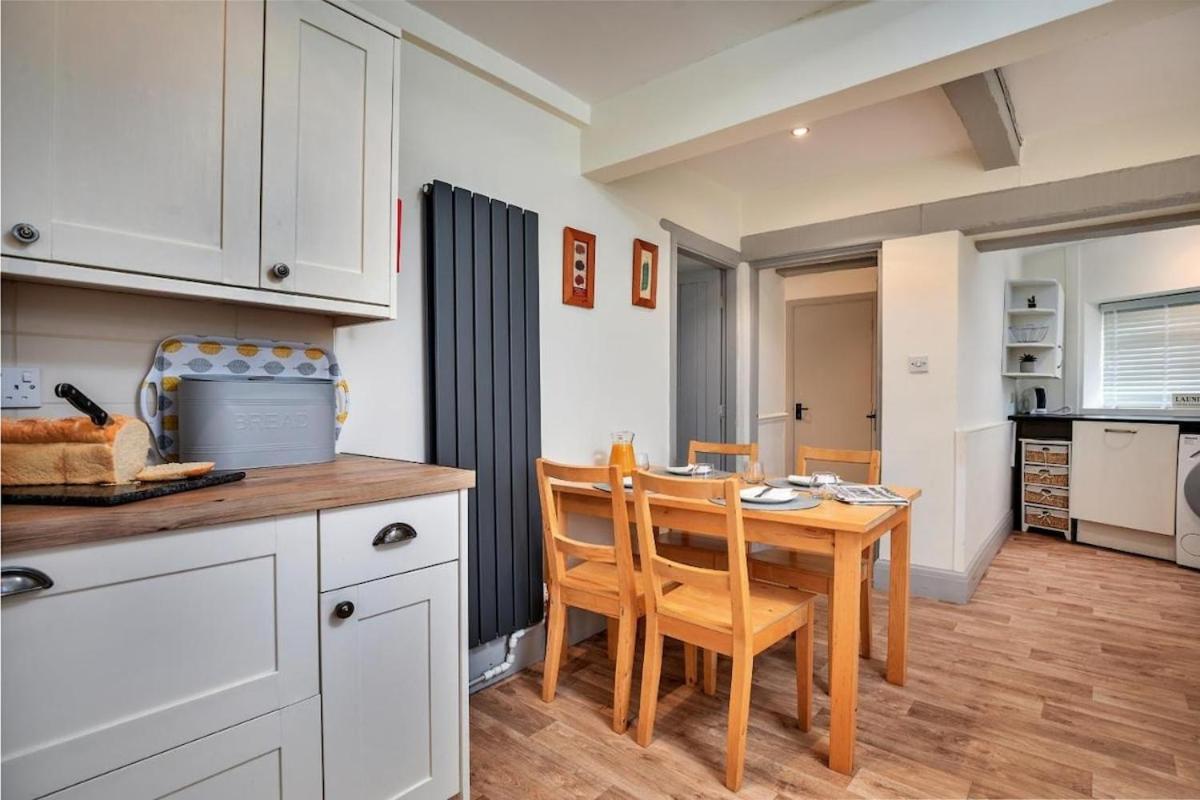Cozy 3 Bed Cottage in Harrogate with free parking and strong wifi