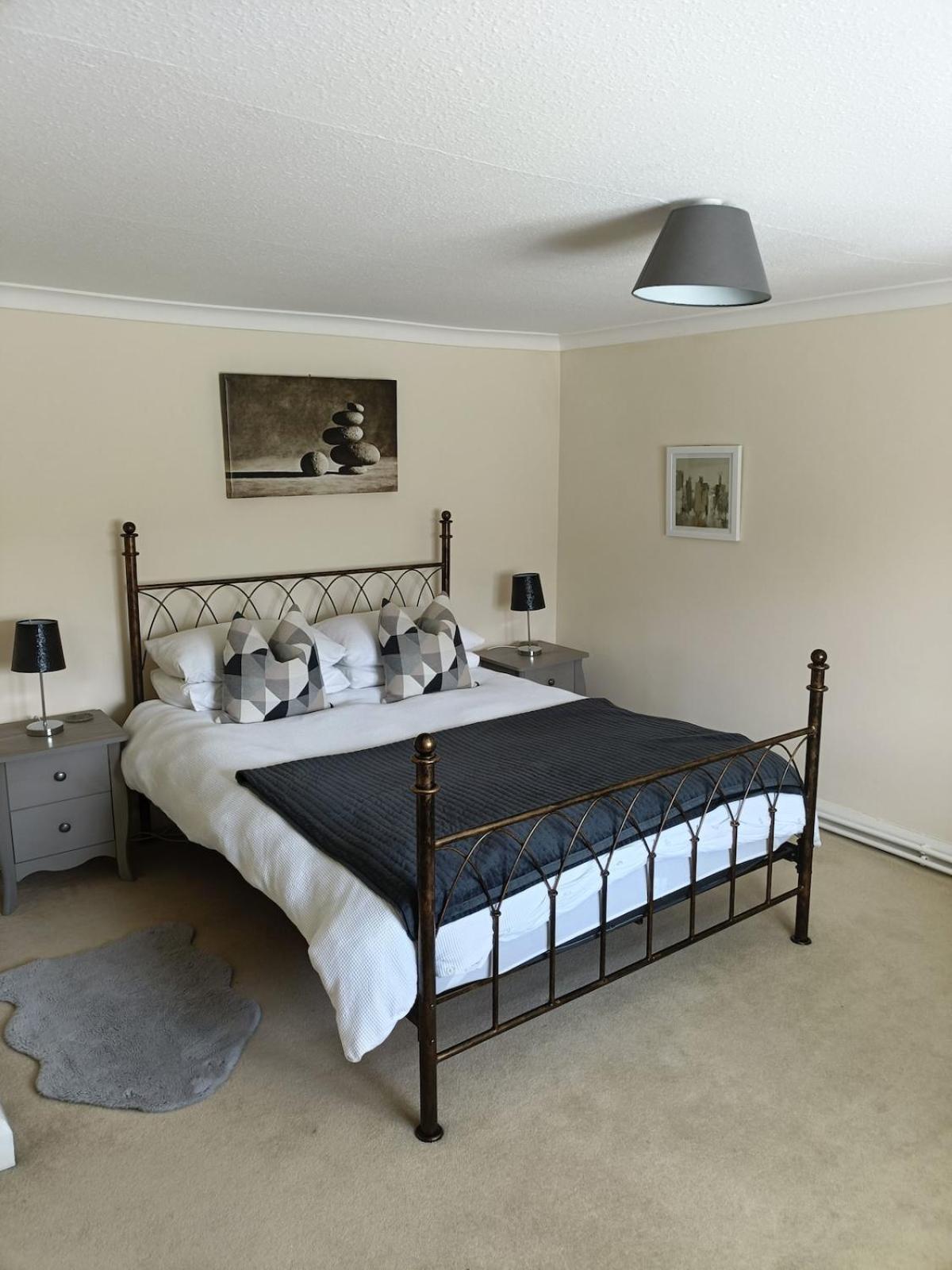 Cozy 3 Bed Cottage in Harrogate with free parking and strong wifi