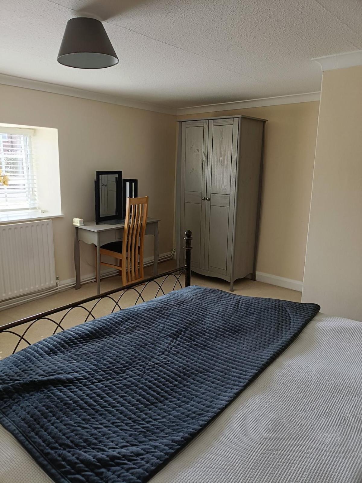 Cozy 3 Bed Cottage in Harrogate with free parking and strong wifi